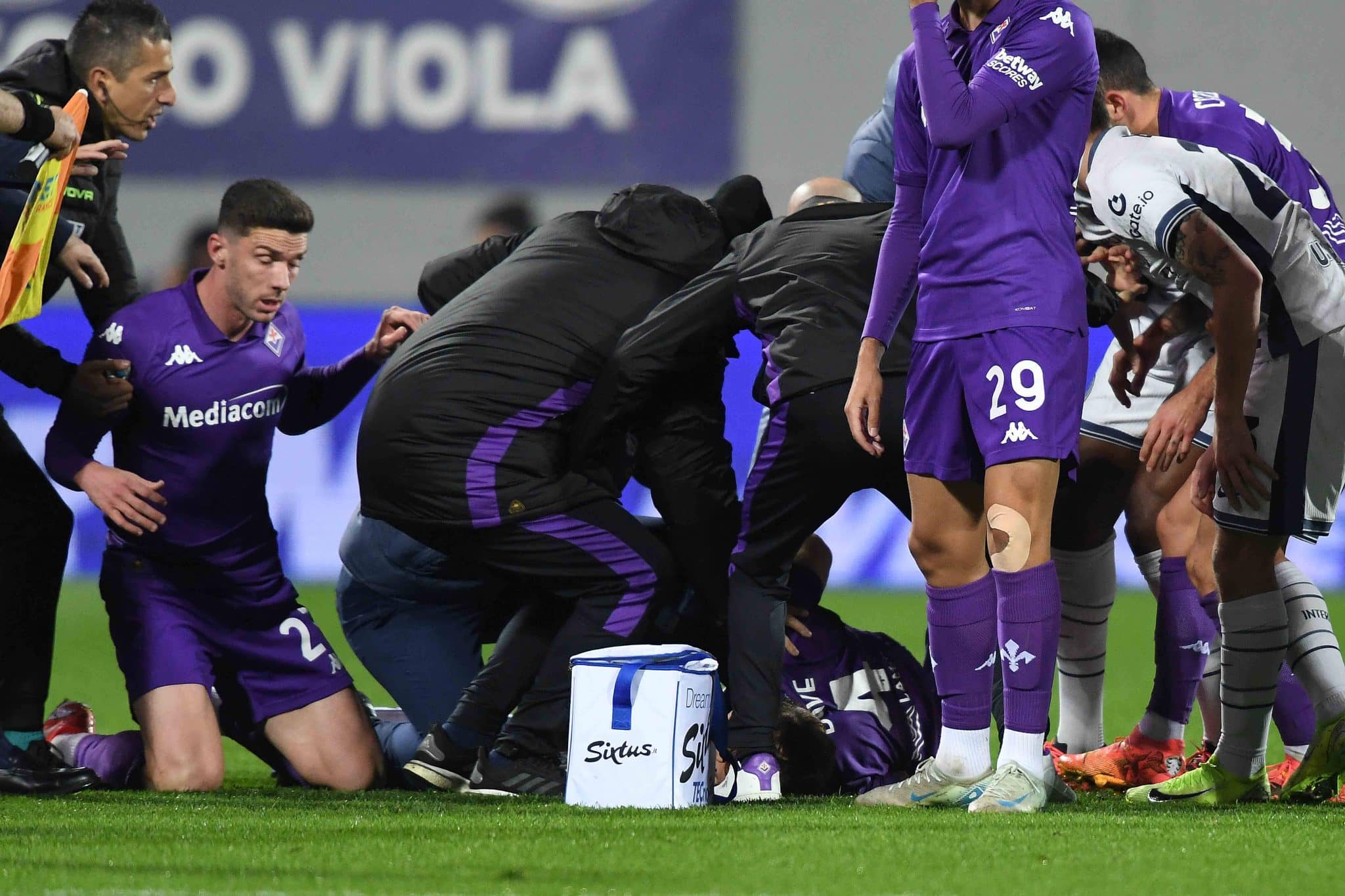 Jogador da Fiorentina tem mal s&uacute;bito em campo e partida &eacute; suspensa na It&aacute;lia