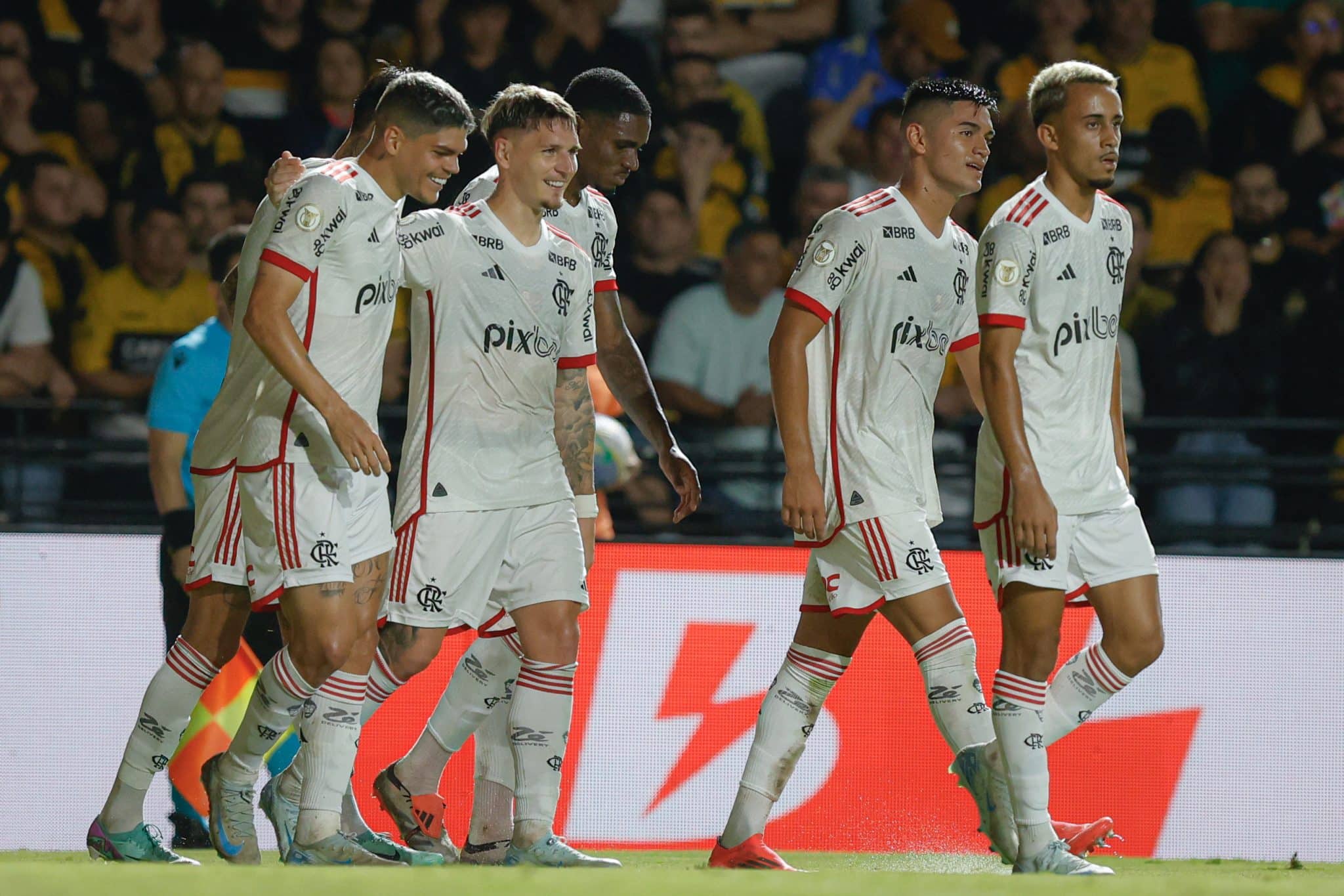 Flamengo atende pedido de Filipe Luis, afunda Crici&uacute;ma e ajuda Fluminense