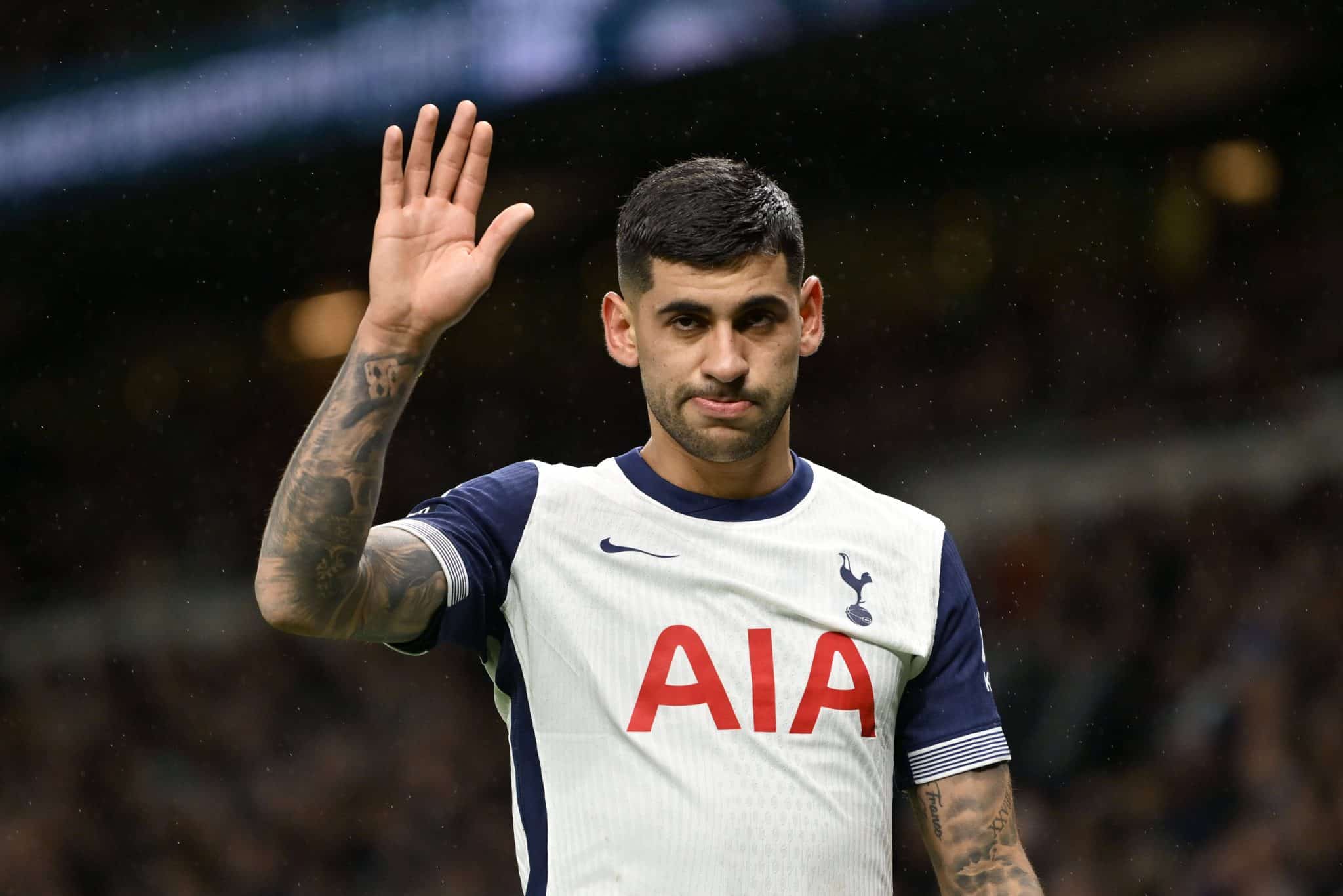 Cristian Romero acena para torcida do Tottenham