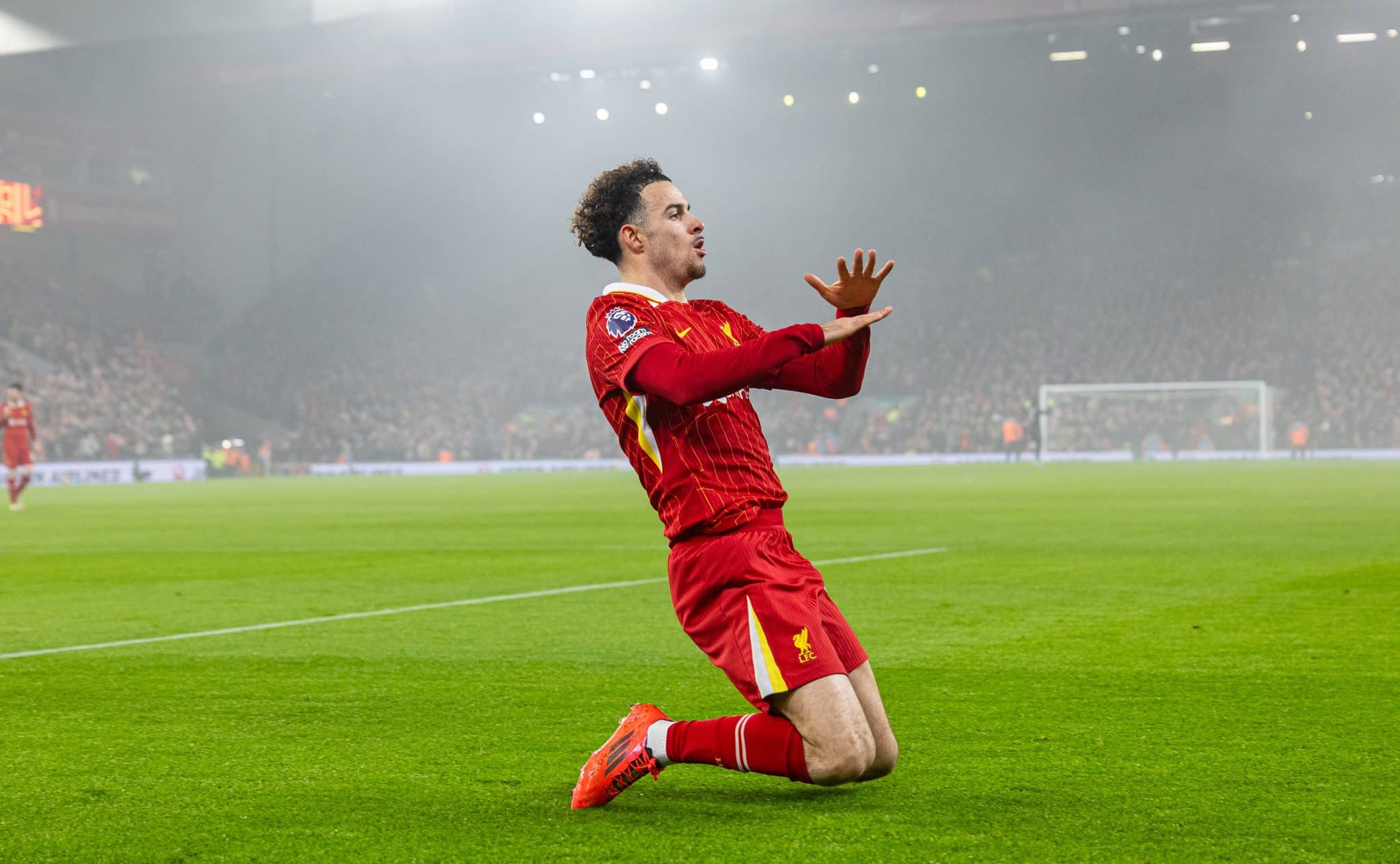 Curtis Jones celebra gol pelo Liverpool 