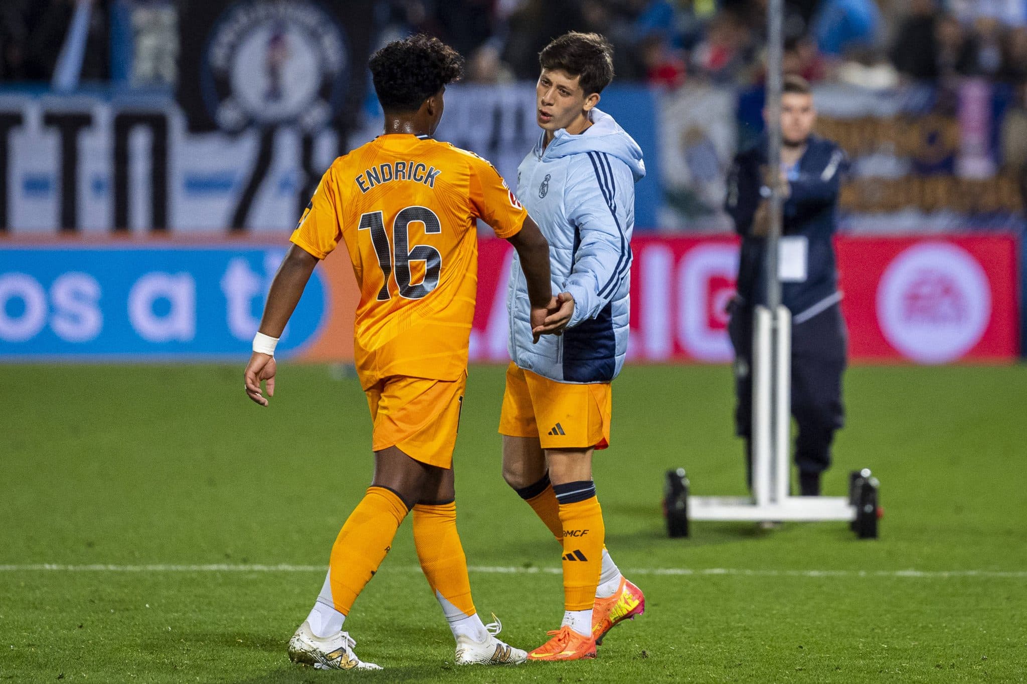 Endrick e G&uuml;ler se cumprimentam ap&oacute;s jogo do Real Madrid 