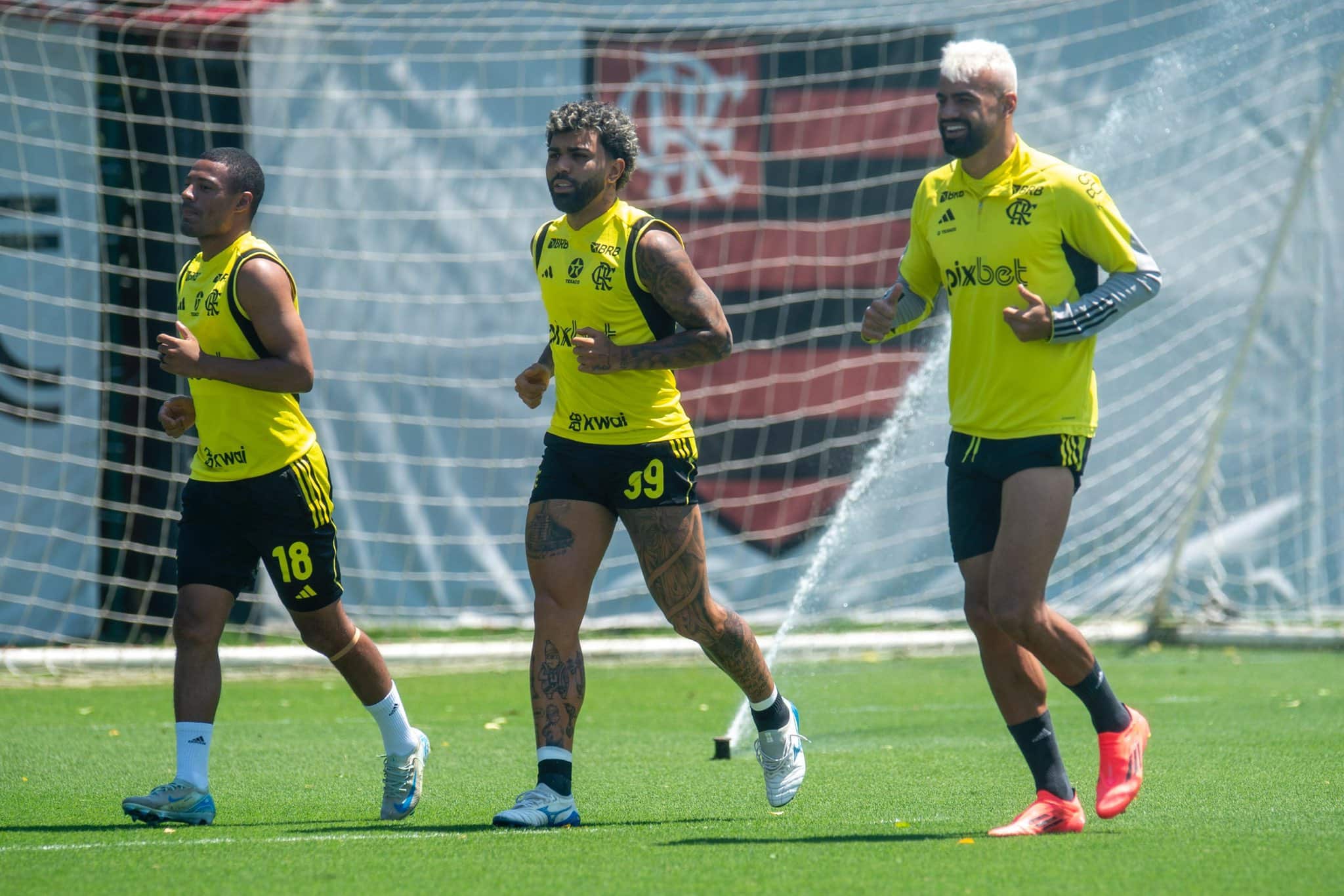 Gabigol, De la Cruz e Fabr&iacute;cio Bruno durante treino do Flamengo