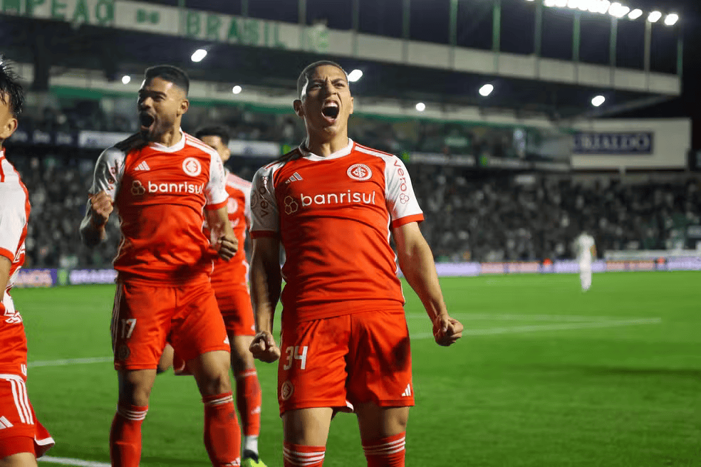 Gabriel Carvalho celebra gol pelo Inter