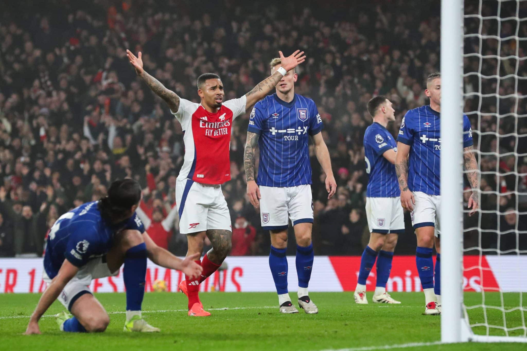 Gabriel Jesus reclama de lance do Arsenal contra o Ipswich (Foto: Imago)