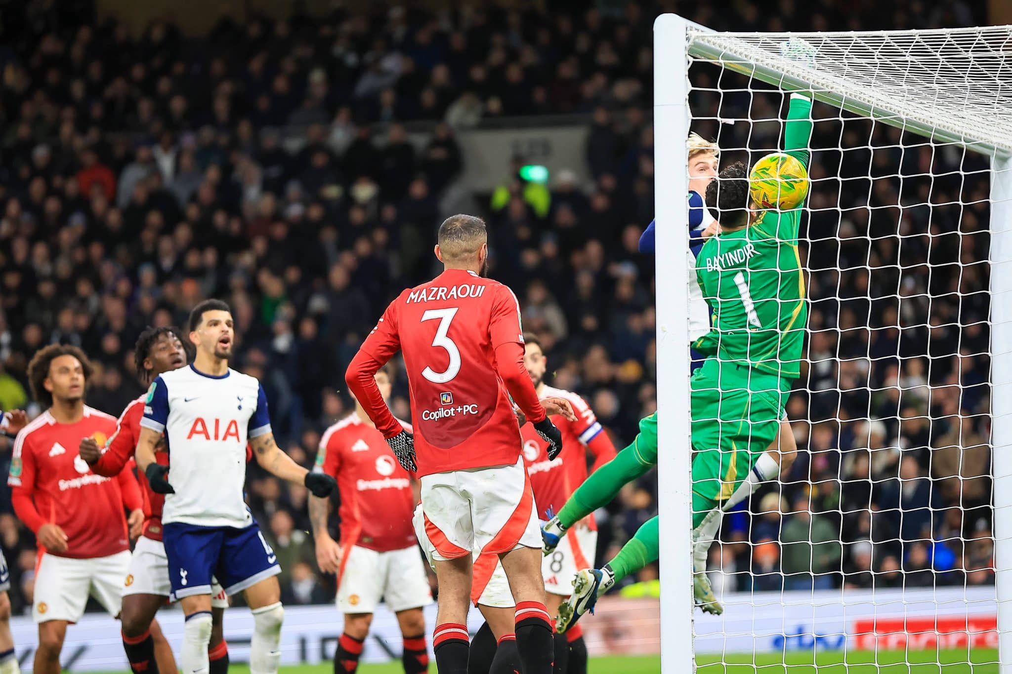 O gol ol&iacute;mpico do Tottenham contra o United (Foto: Imago)