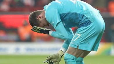 Isqueiro no rosto de goleiro causa ato hist&oacute;rico de fair play na Bundesliga