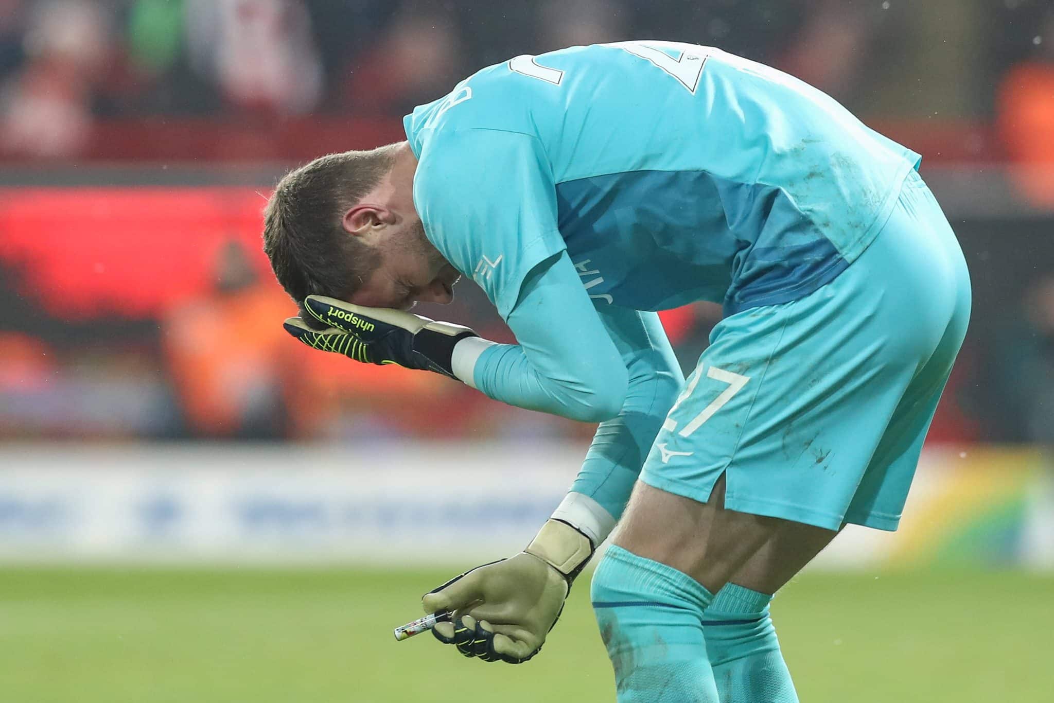 Isqueiro no rosto de goleiro causa ato hist&oacute;rico de fair play na Bundesliga