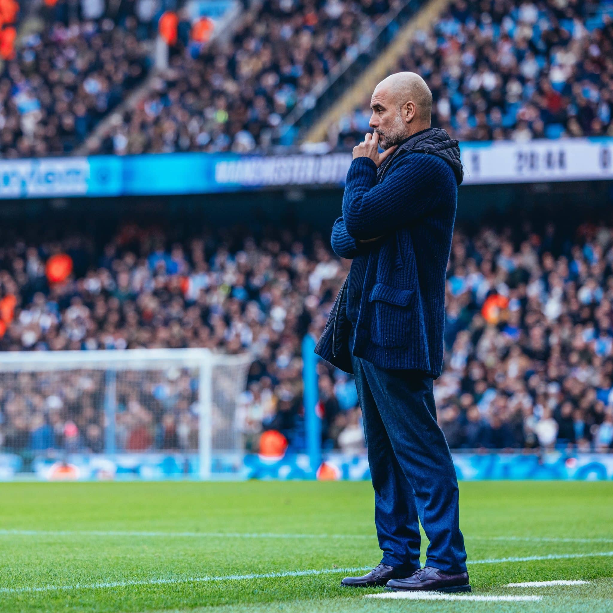 Guardiola parece viver realidade paralela ap&oacute;s novo trope&ccedil;o do City: &lsquo;Desempenho brilhante&rsquo;
