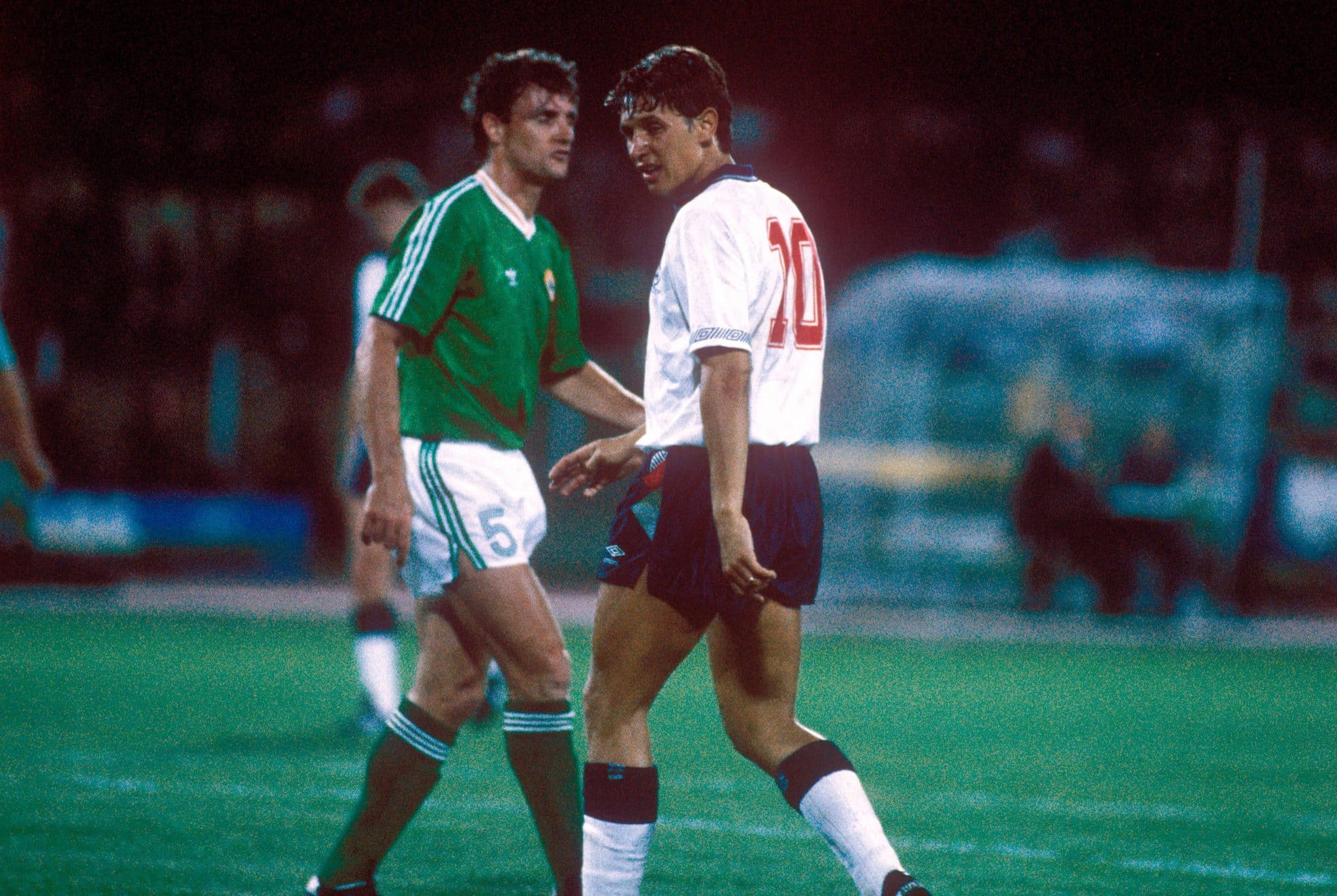 Gary Lineker (&agrave; dir.) em Inglaterra x Irlanda, pela Copa do Mundo de 1990