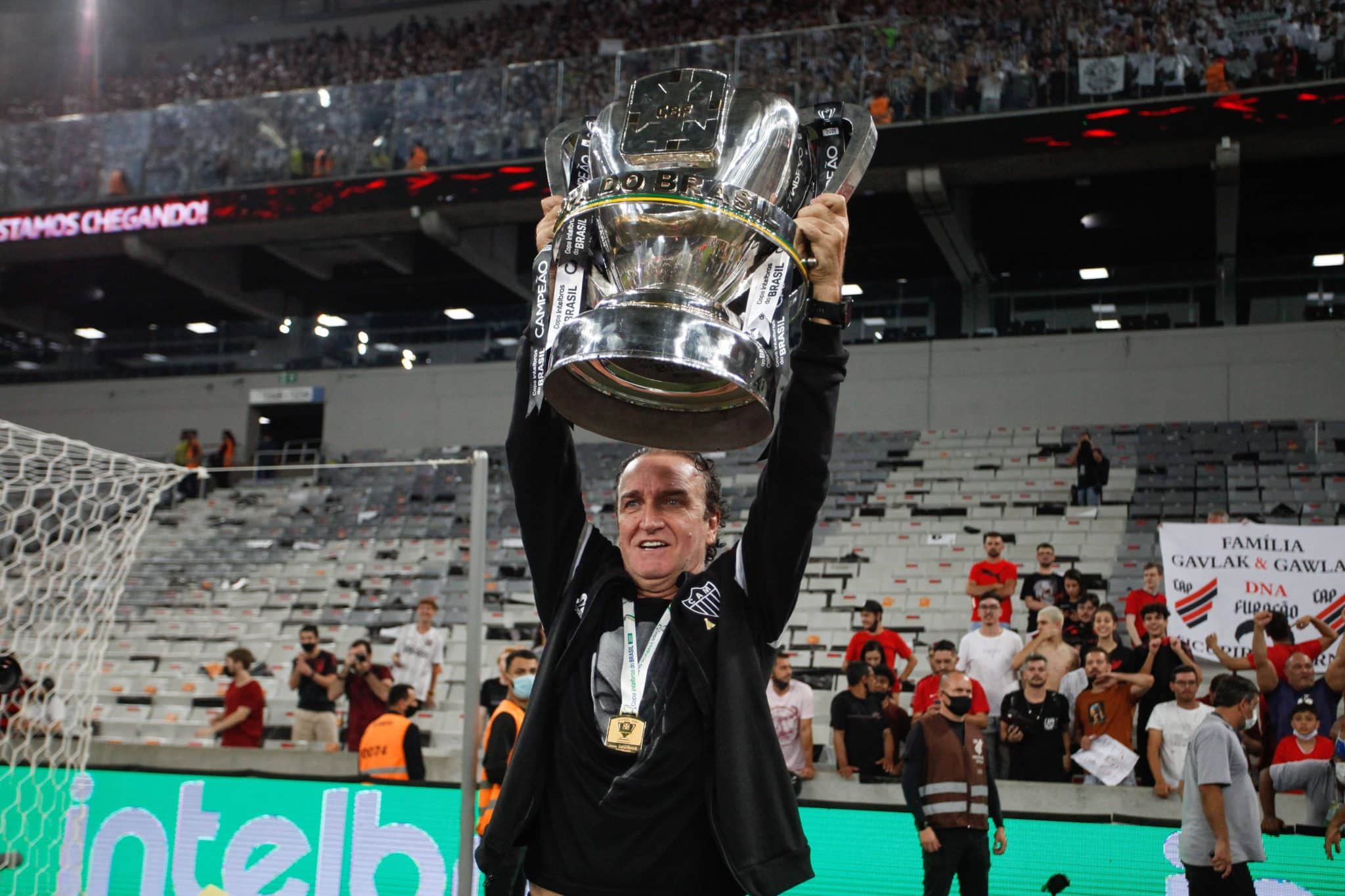 Cuca ergue a ta&ccedil;a da Copa do Brasil