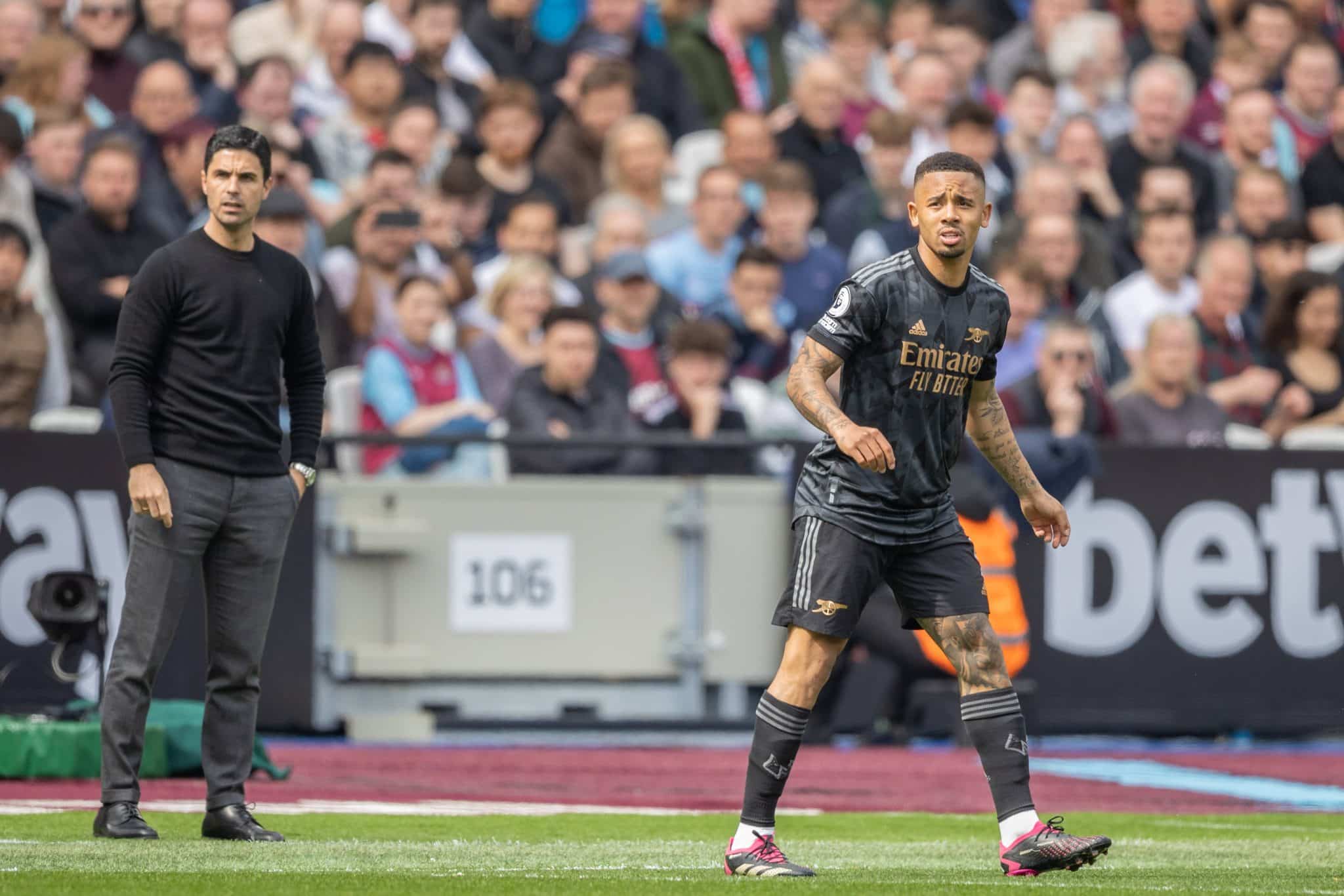 Gabriel Jesus e Mikel Arteta durante jogo do Arsenal