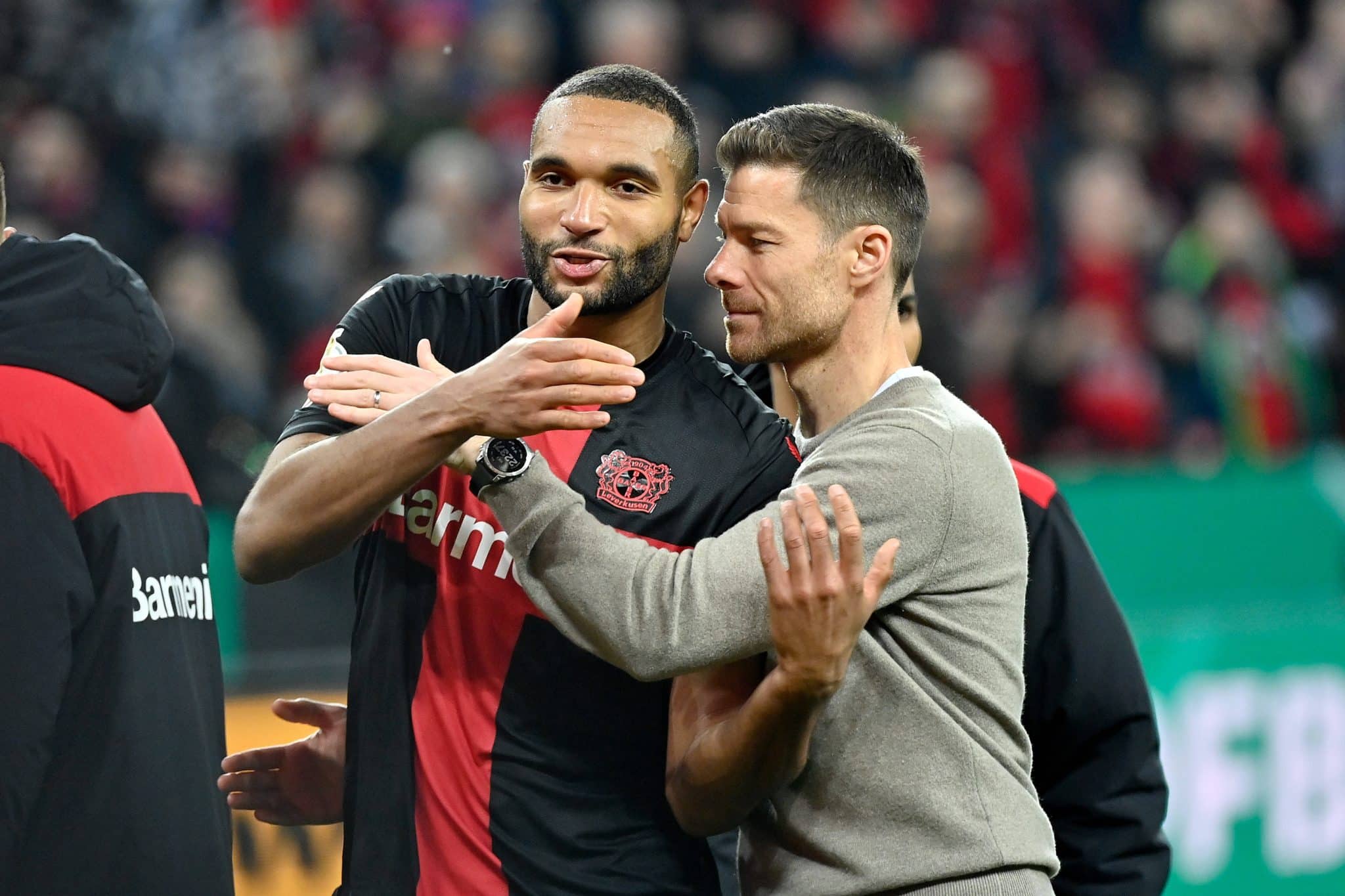 Xabi Alonso abra&ccedil;a Jonathan Tah