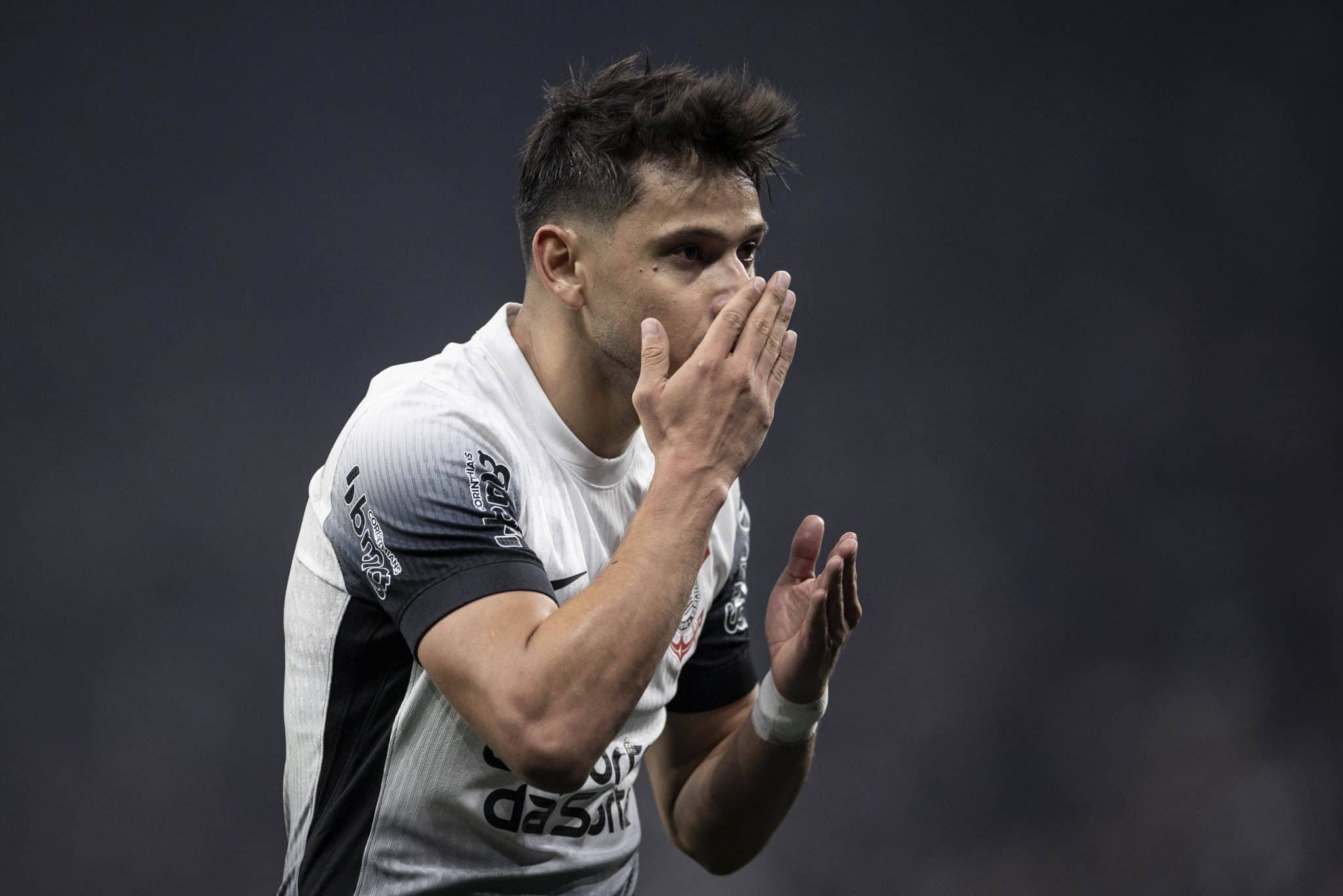 Desejo de Romero pesa, Corinthians acha alternativa e acerta renova&ccedil;&atilde;o com o atacante