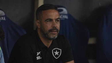 Botafogo manda recados em meio a especula&ccedil;&otilde;es sobre o futuro de Artur Jorge