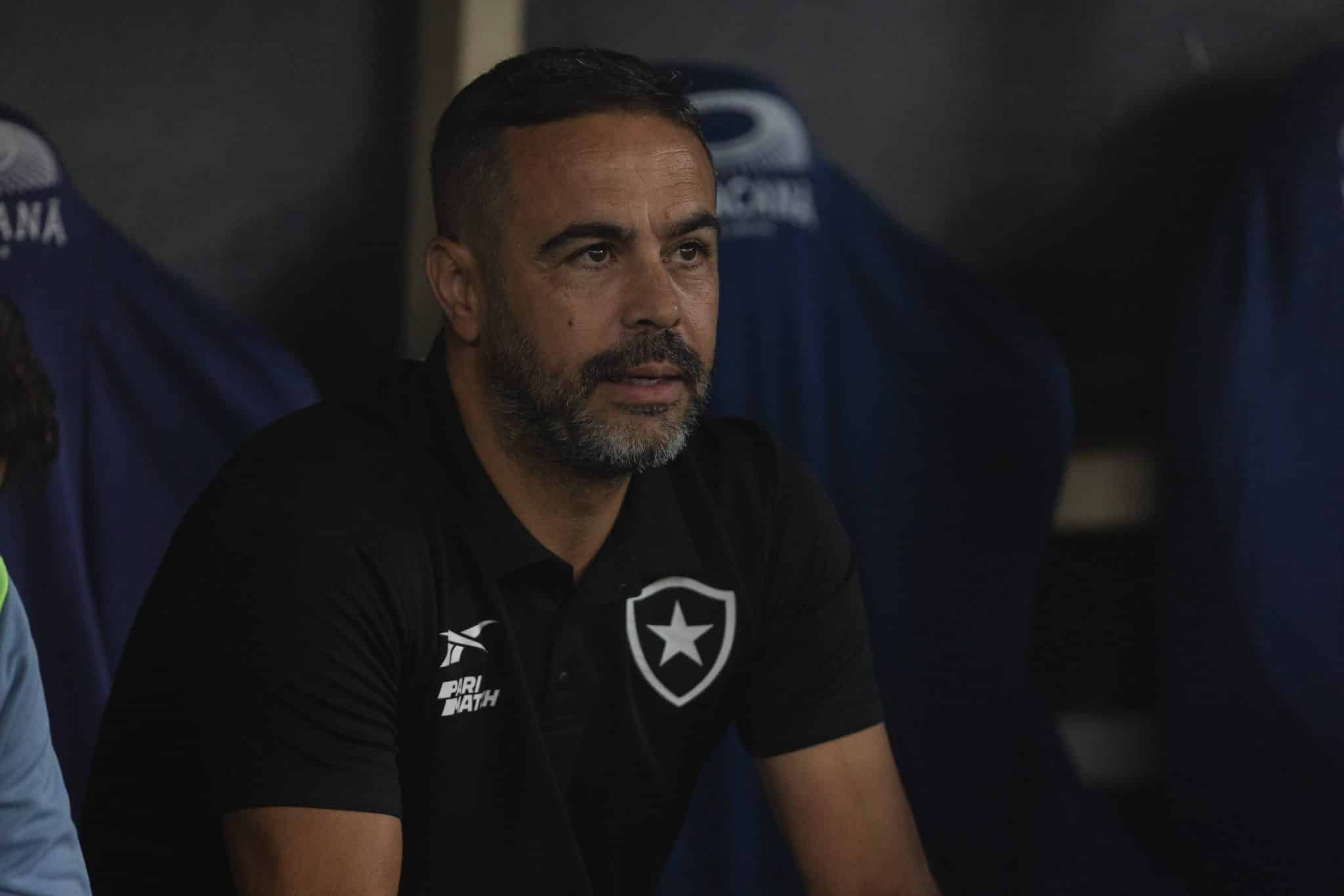 Botafogo manda recados em meio a especula&ccedil;&otilde;es sobre o futuro de Artur Jorge