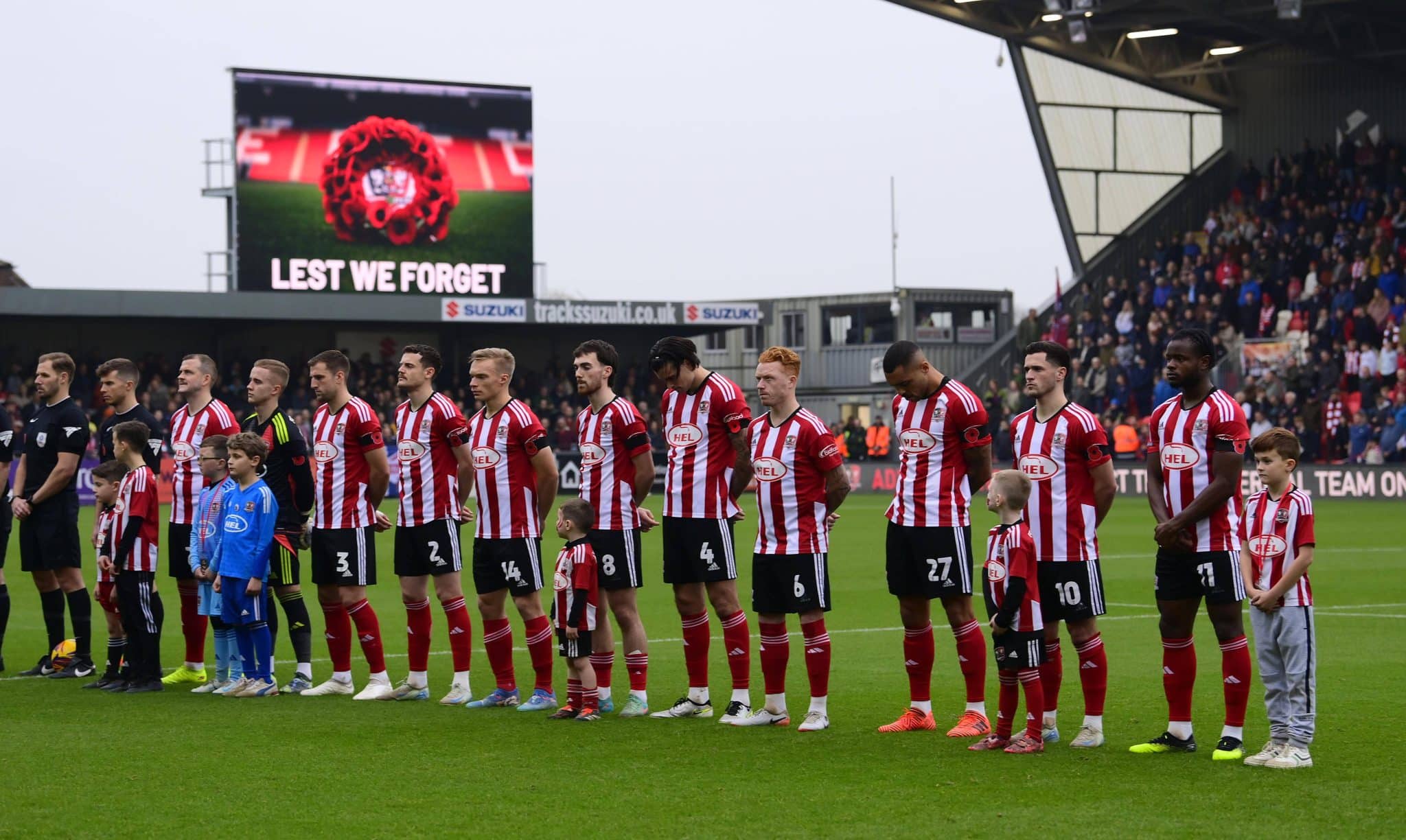 Jogadores do Exeter City perfilados no gramado do St James Park