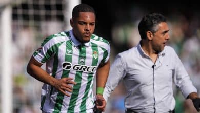 Vitor Roque vive &lsquo;montanha-russa&rsquo; em jogo do Betis: sofre p&ecirc;nalti, mas &eacute; vaiado por gol perdido