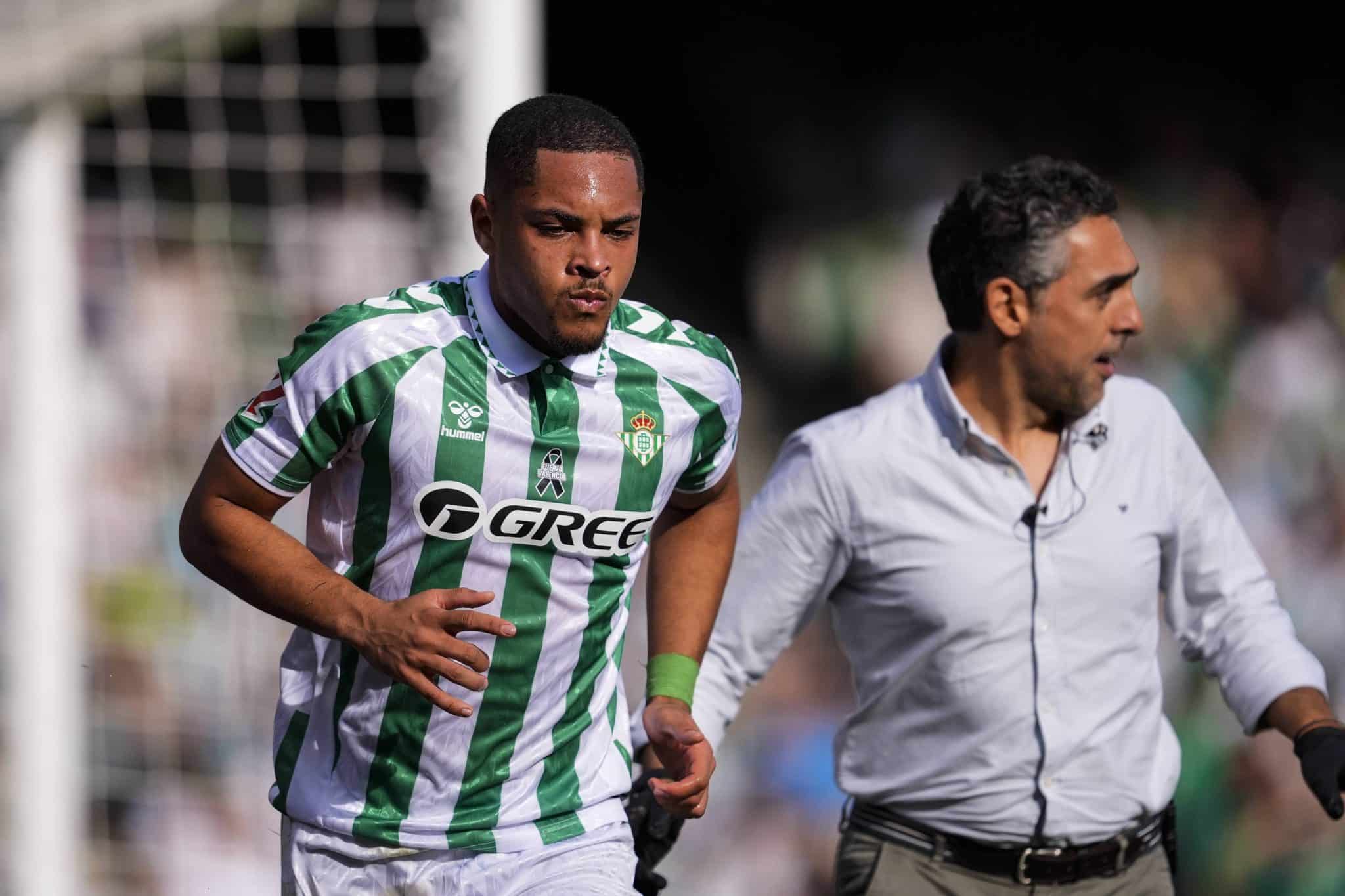 Vitor Roque vive &lsquo;montanha-russa&rsquo; em jogo do Betis: sofre p&ecirc;nalti, mas &eacute; vaiado por gol perdido