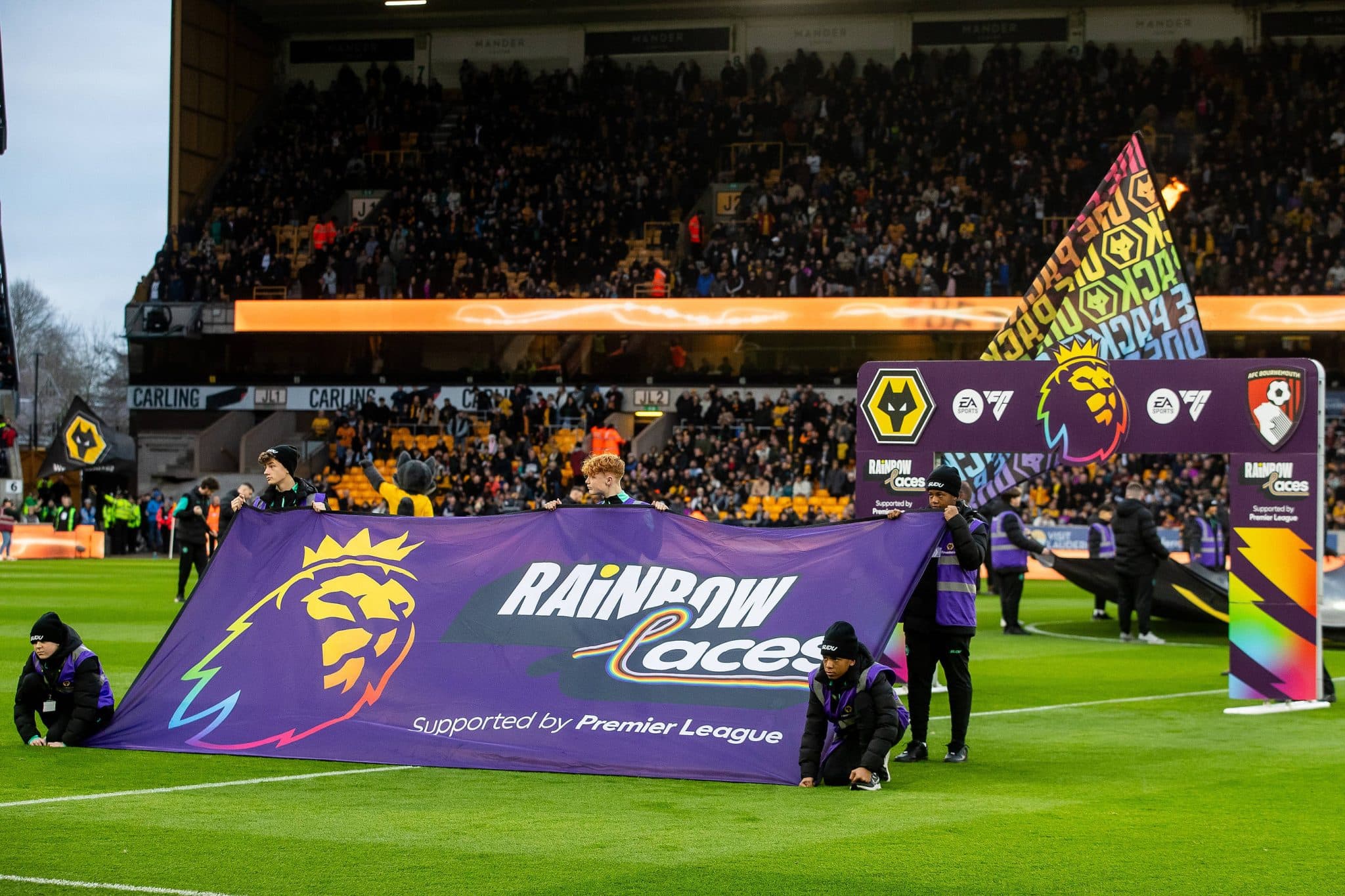 Foto: (Imago) - A Premier League realiza uma campanha anual para apoiar a comunidade LGBTQIA+ no futebol