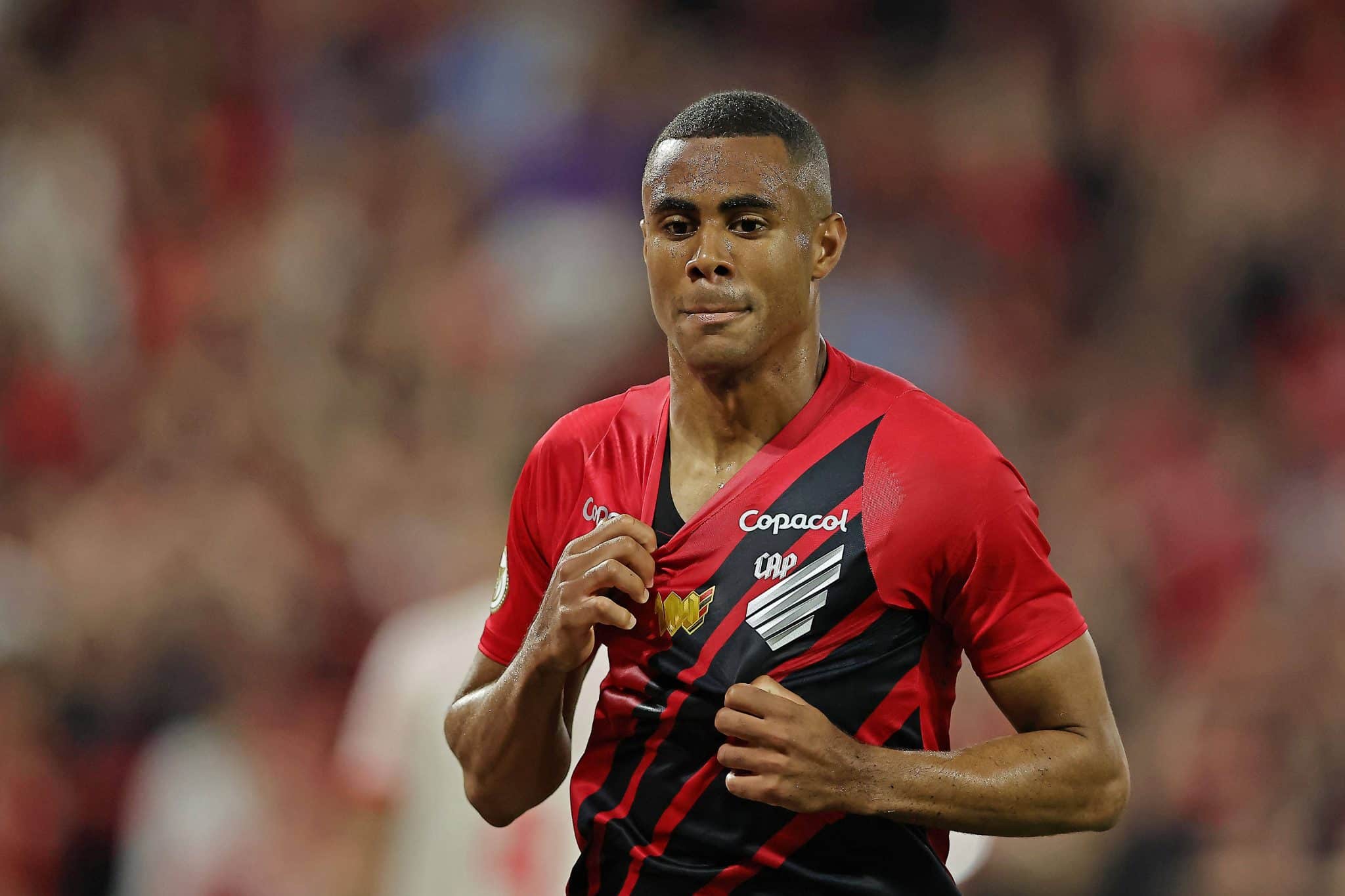 Antigo desejo de Corinthians e Inter, destaque do Athletico-PR tem transfer&ecirc;ncia encaminhada