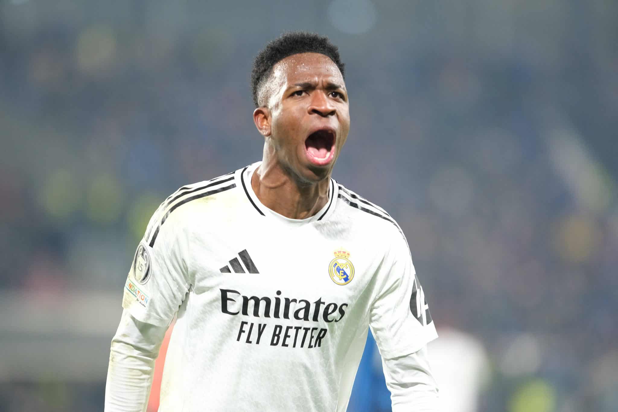 Vin&iacute;cius J&uacute;nior celebra gol pelo Real Madrid contra a Atalanta 
