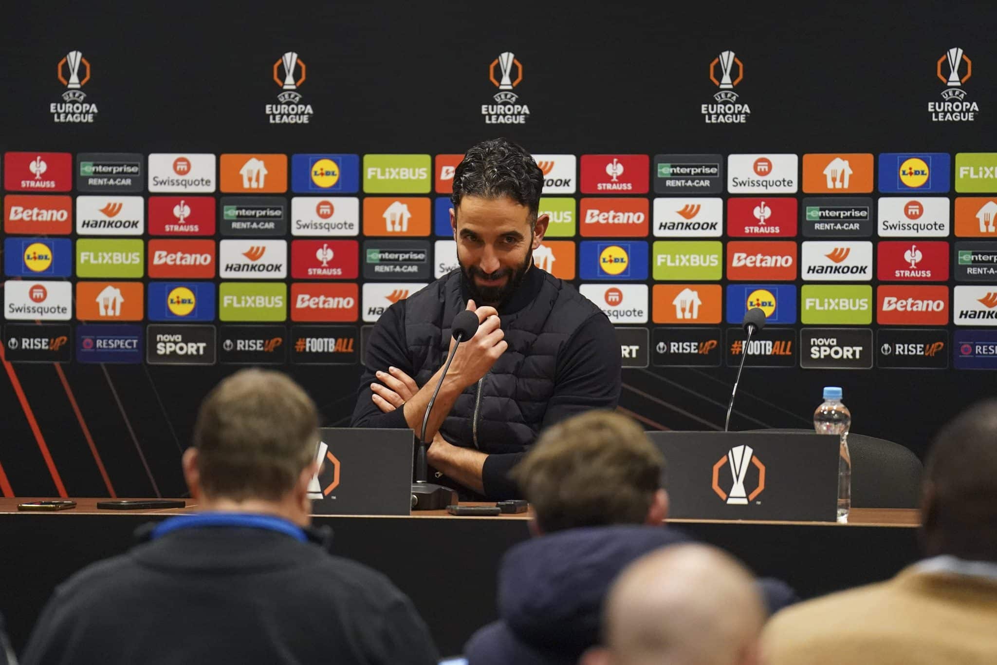 Amorim incentiva discuss&atilde;o no Manchester United ap&oacute;s bate-boca entre atacantes