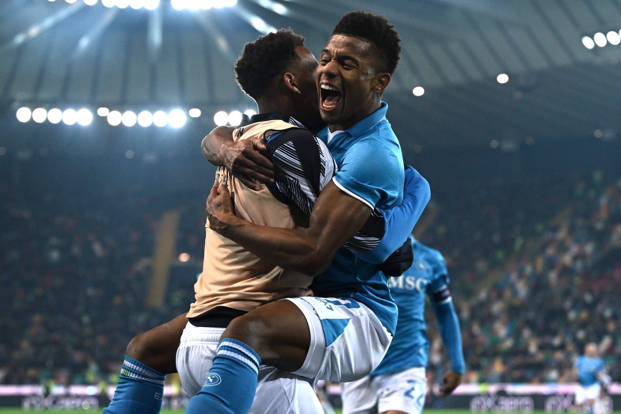 David Neres celebra gol pelo Napoli