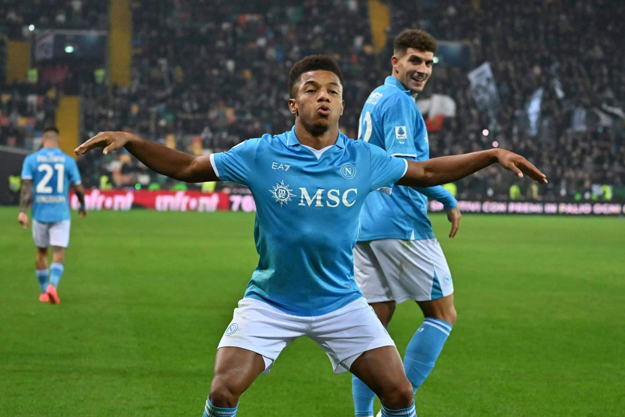 Com sorte e gol quase antol&oacute;gico, David Neres &eacute; decisivo em virada do Napoli