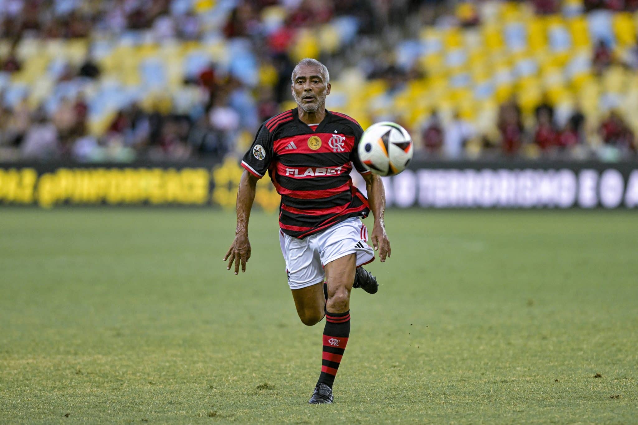 Romário em ação na despedida de Adriano
