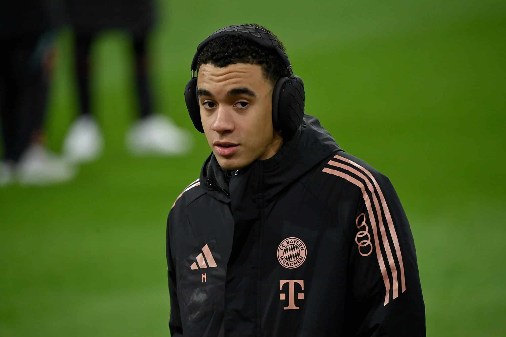 Musiala no gramado da Allianz Arena, antes de Bayern de Munique x RB Leipzig 