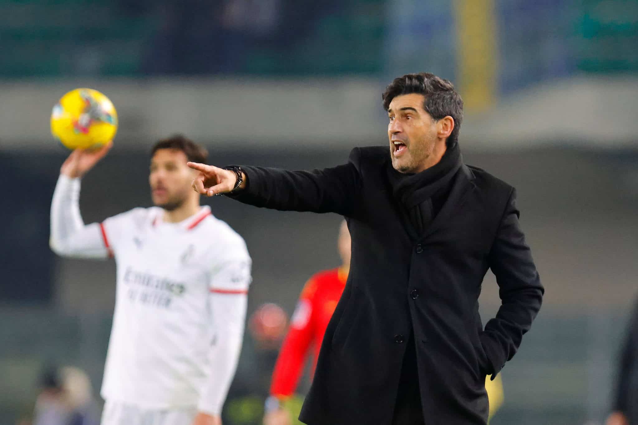 Paulo Fonseca orienta jogadores durante jogo do Milan