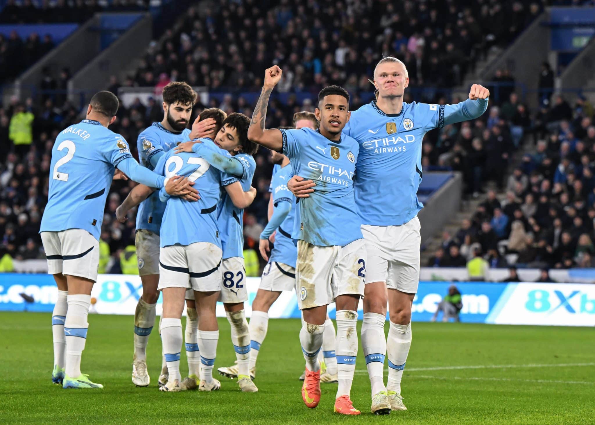Savinho e Haaland comemoram o segundo gol do Manchester City contra o Leicester