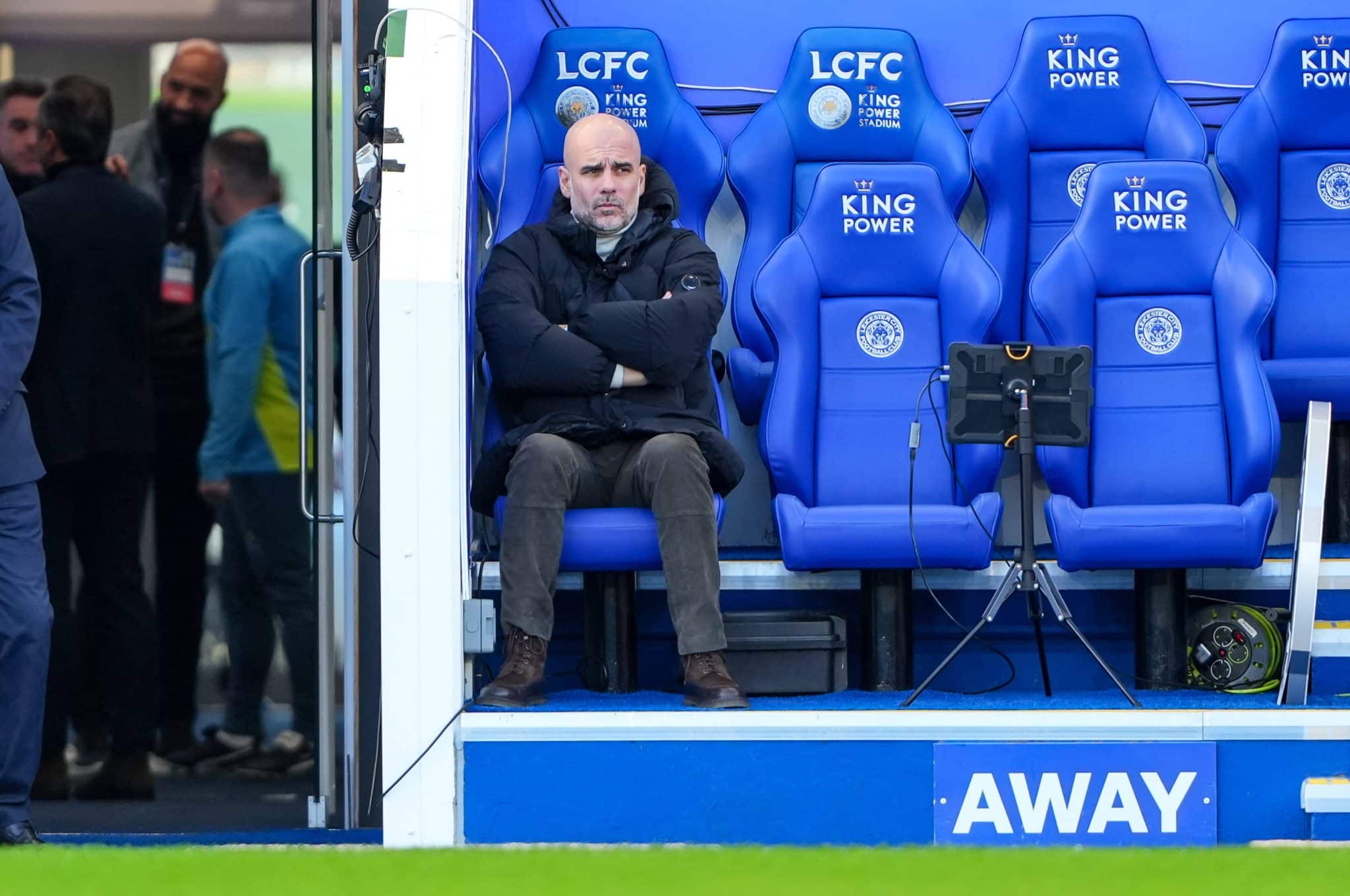 Pep Guardiola no banco de reservas do King Power Stadium 