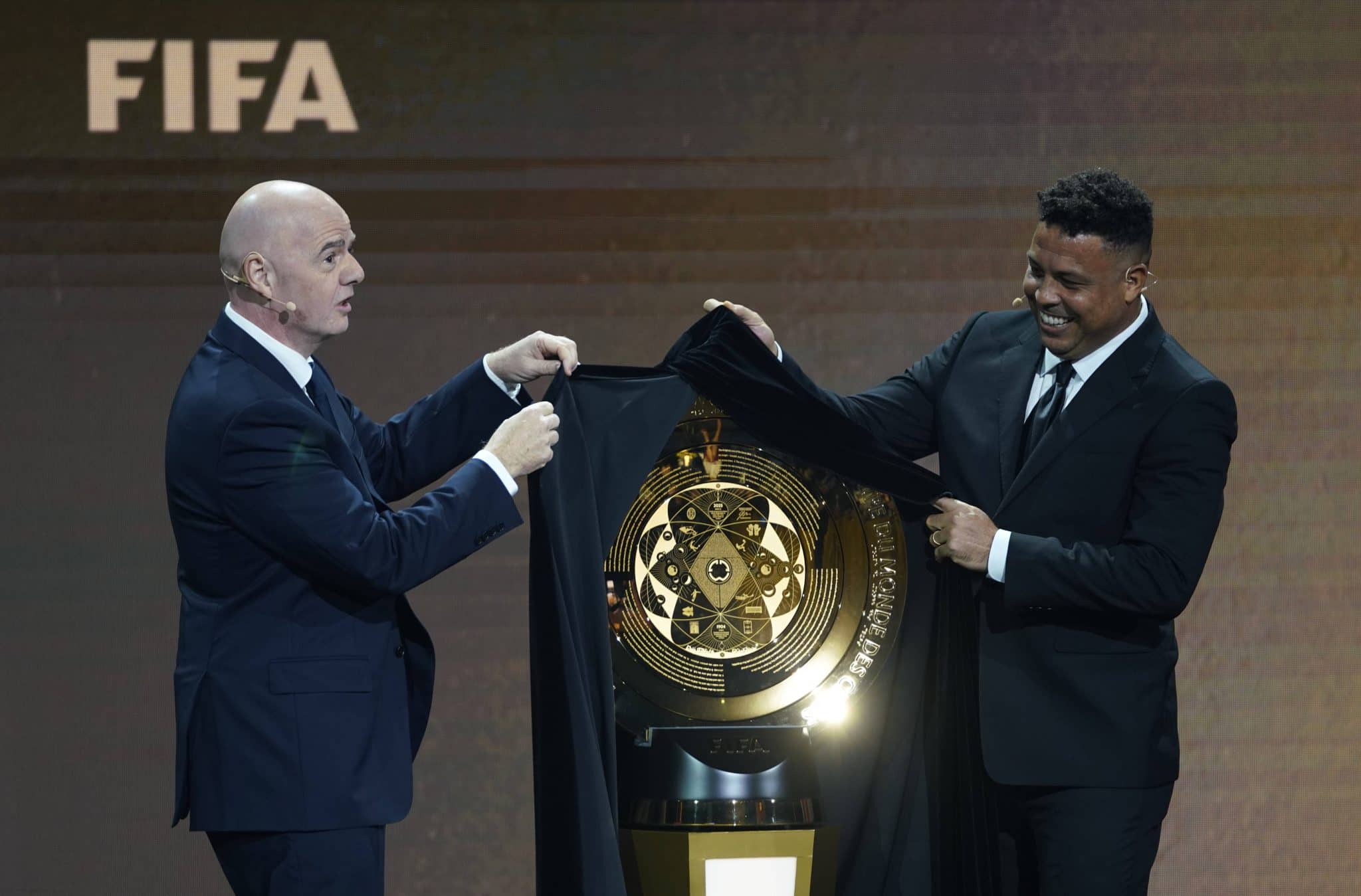 Gianni Infantino, presidente da Fifa, e Ronaldo, no sorteio do Mundial de Clubes Foto: (Imago)