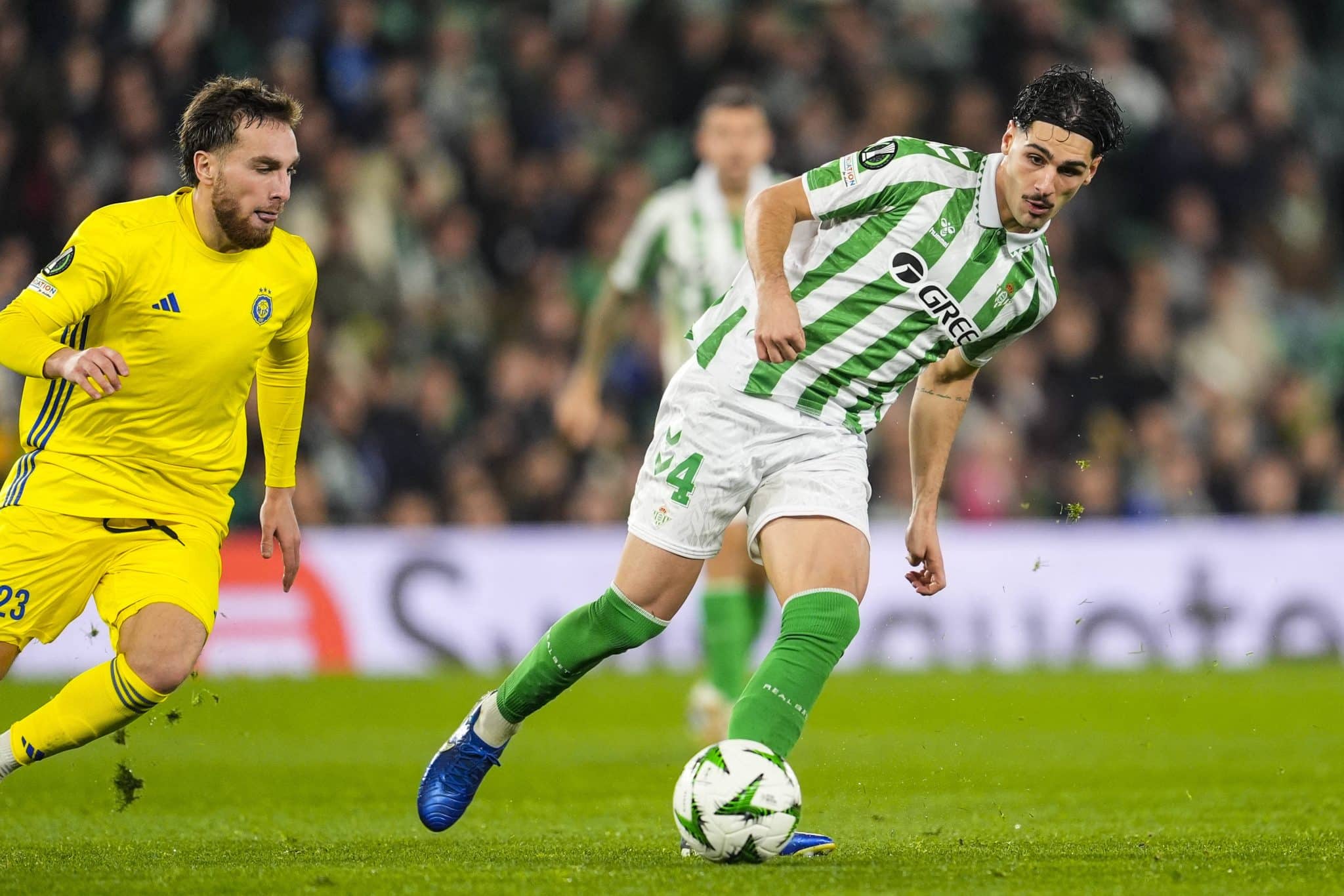 Com Vitor Roque em branco, ex-Internacional marca pelo B&eacute;tis e v&ecirc; Premier League mais perto