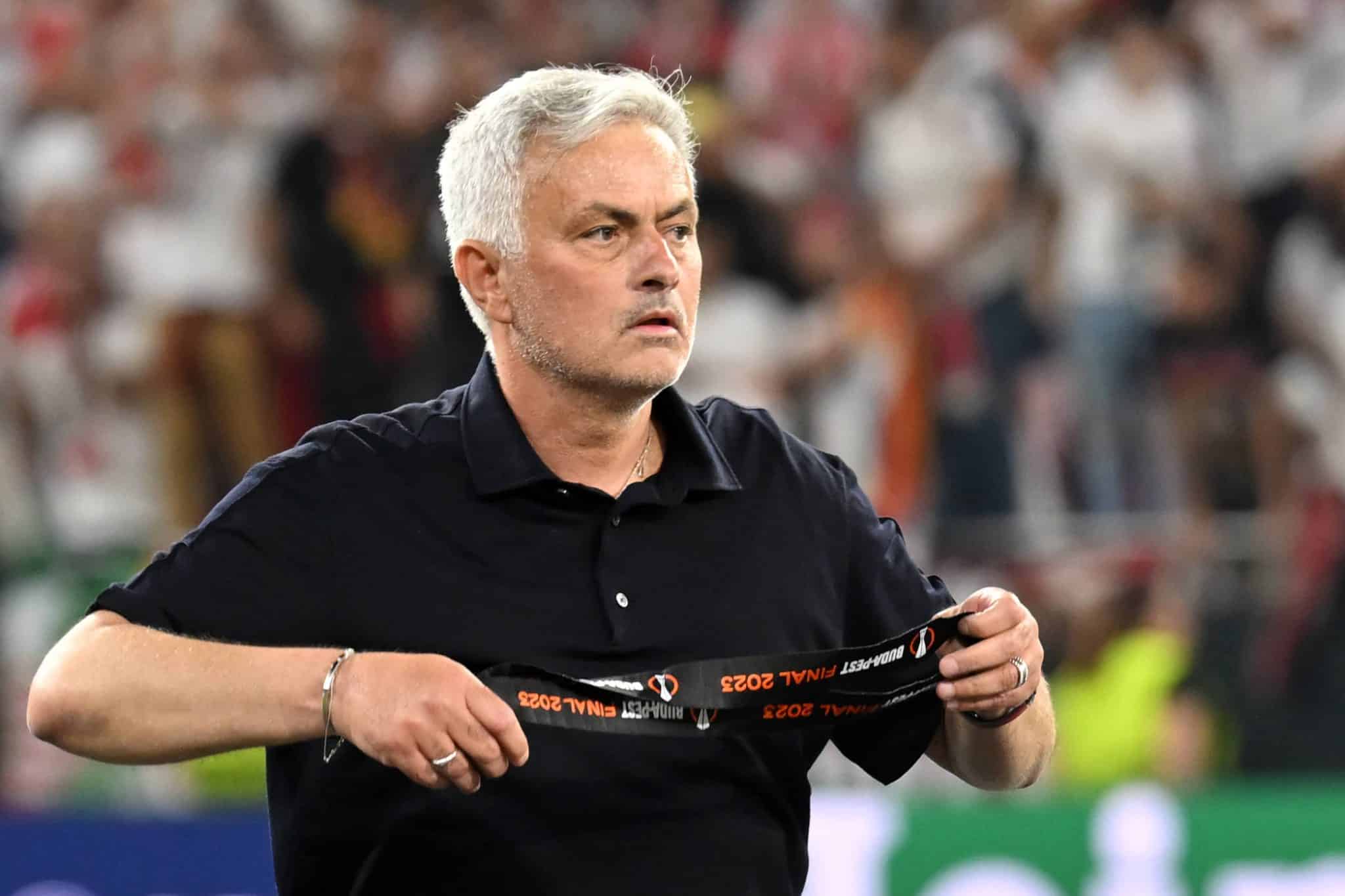 Mourinho se recusou a usar medalha de prata ap&oacute;s perder final da Europa League 2022/23 com a Roma
