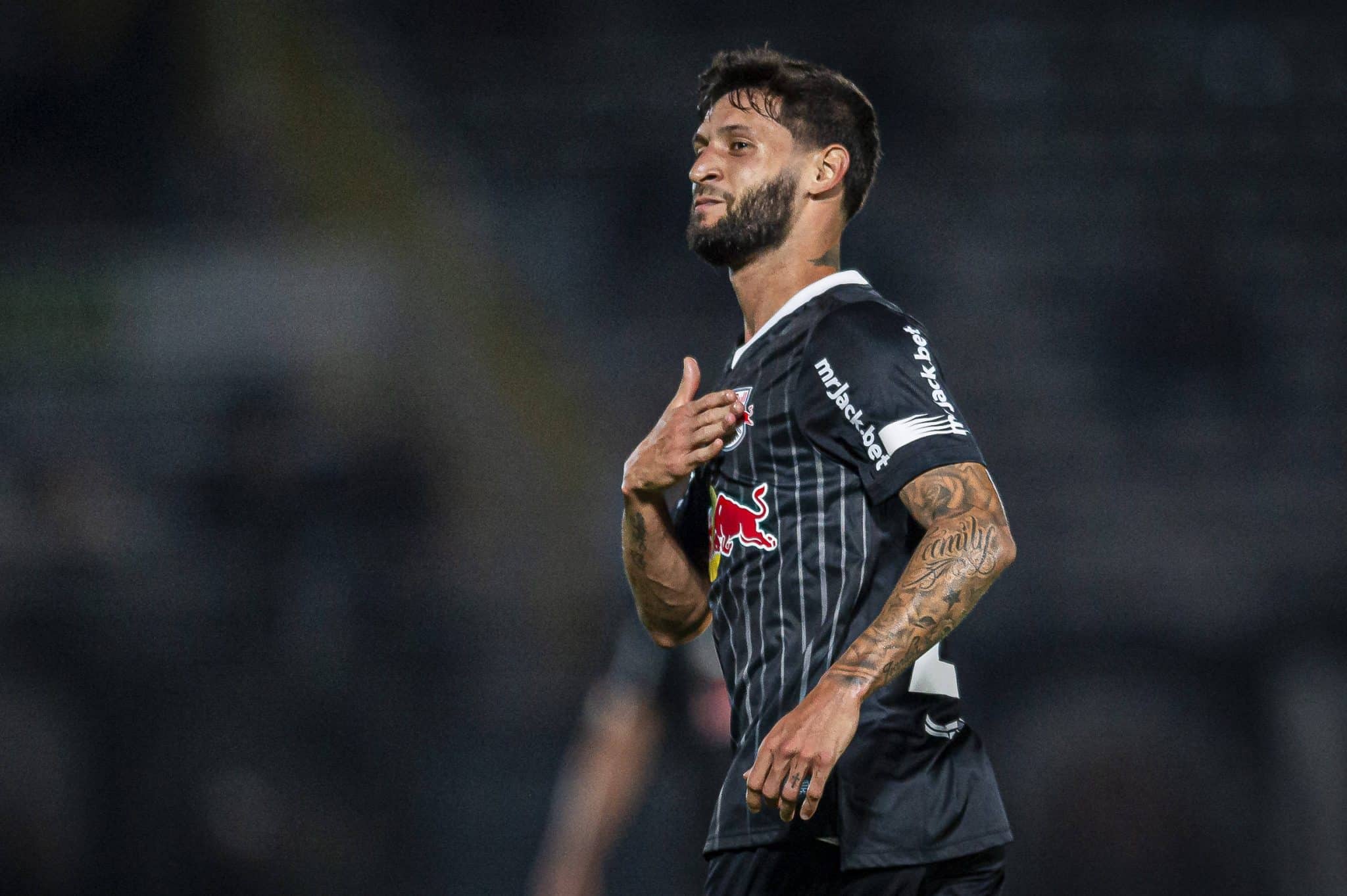 Bragantino oferece Juninho Capixaba para tentar tirar lateral de gigante brasileiro