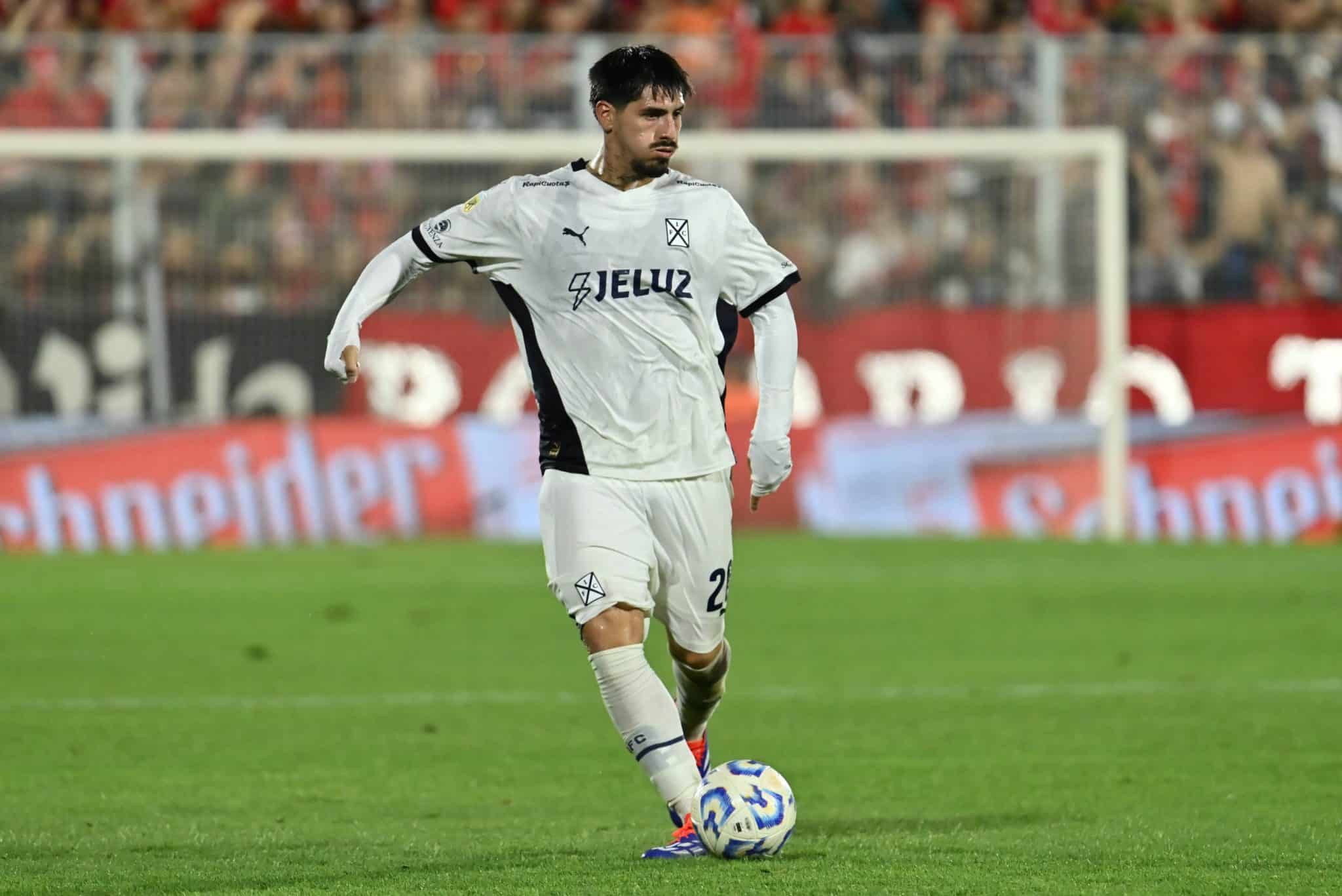 O zagueiro Lom&oacute;naco em a&ccedil;&atilde;o pelo Independiente