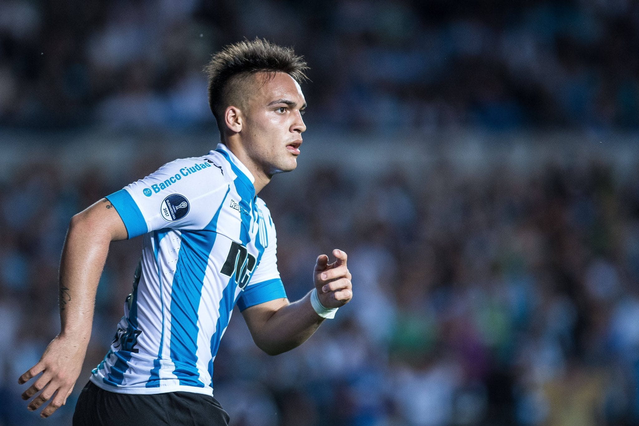 Lautaro Mart&iacute;nez em a&ccedil;&atilde;o pelo Racing 