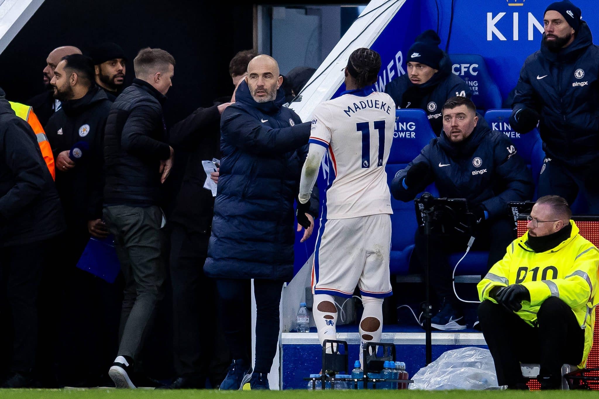 Madueke cumprimeta Maresca ao ser substitu&iacute;do durante jogo do Chelsea 
