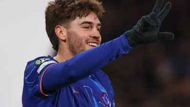 Rival de Vitor Roque, ex-Barcelona anota hat-trick e garante 100% do Chelsea