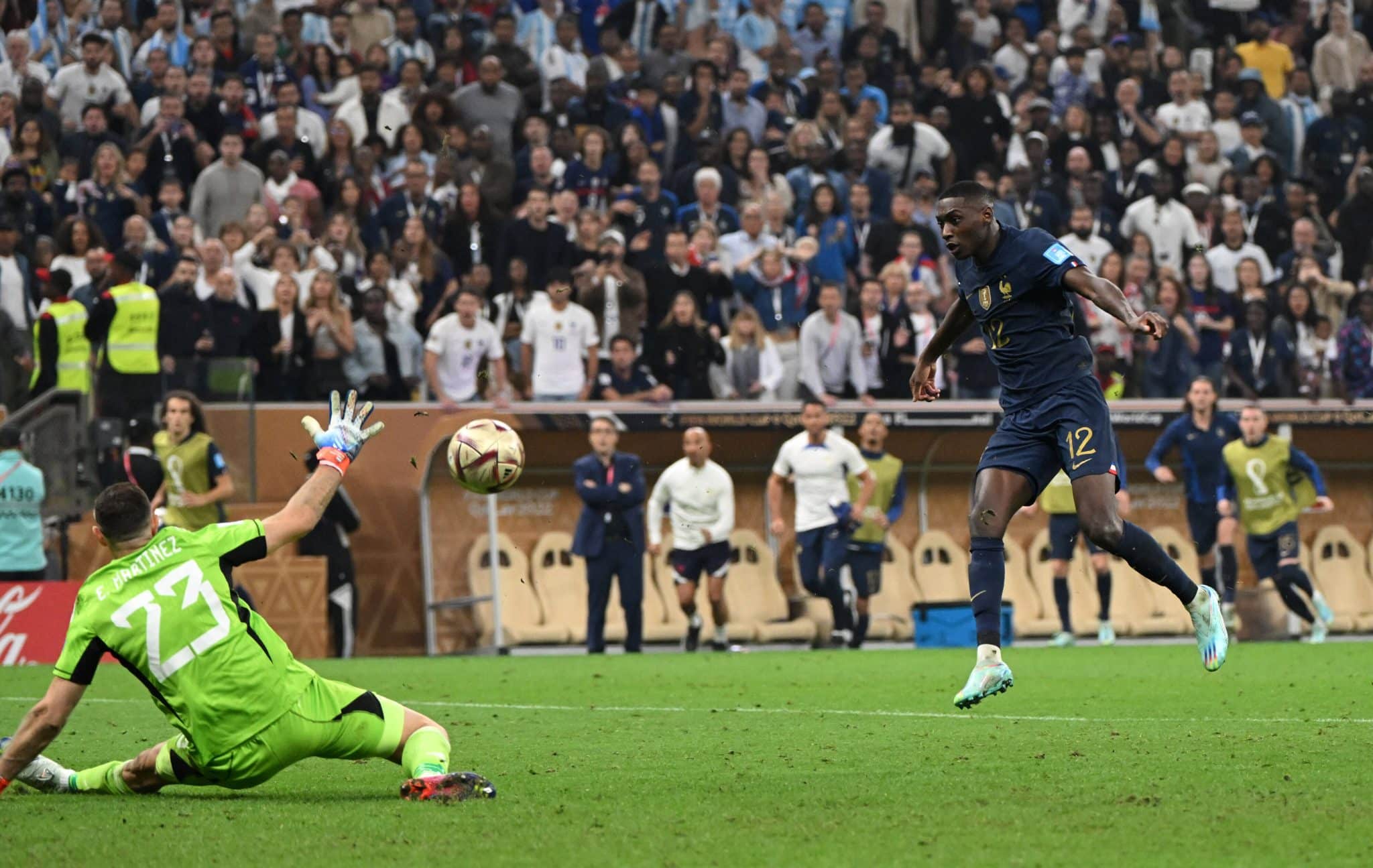 Aquela defesa do Mart&iacute;nez na final da Copa (Foto: Imago)