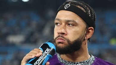 Depay visita Gana e promete investir em clube da terra de seus ancestrais