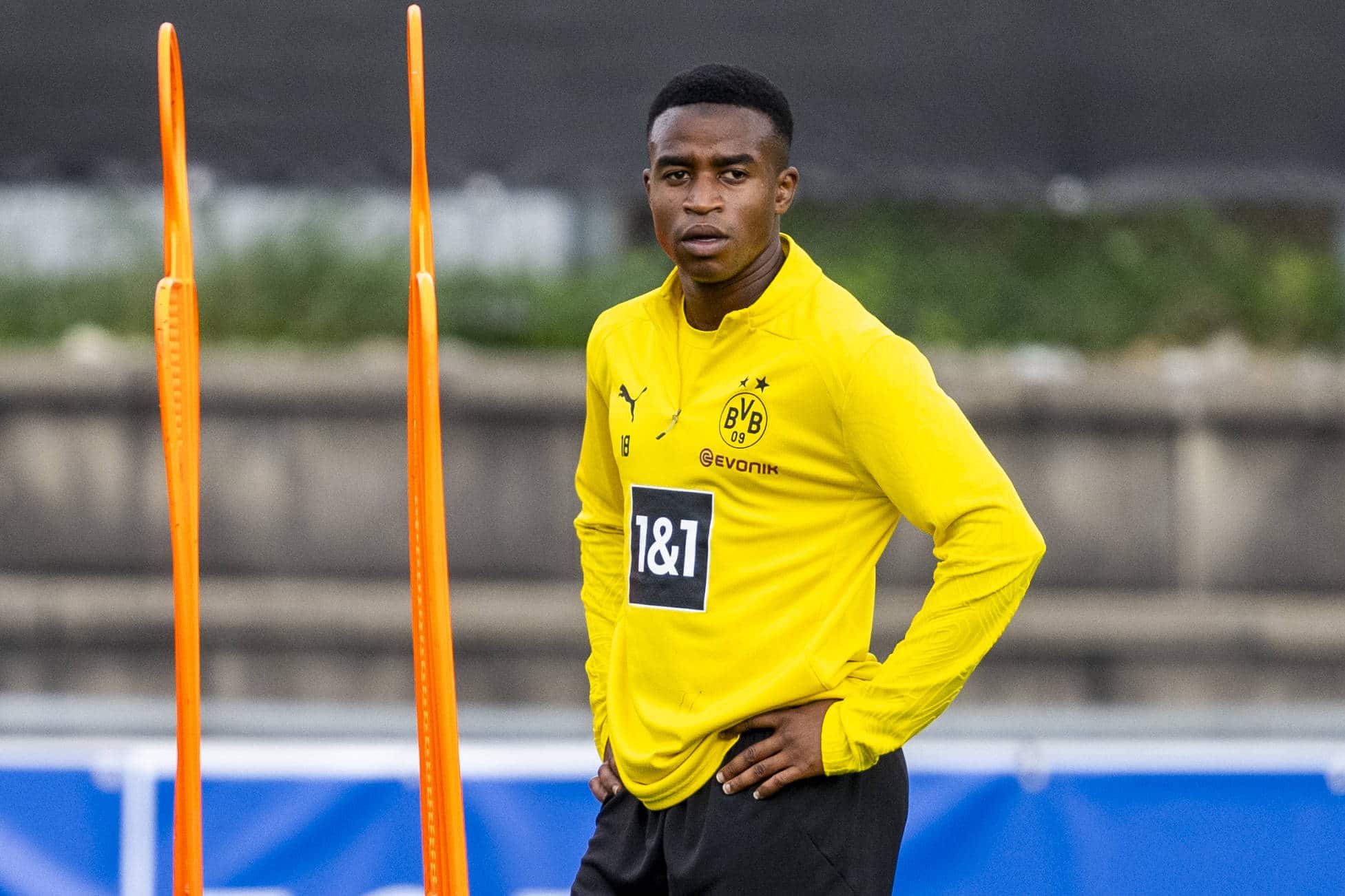 Joia do Dortmund tem caso de suposta adultera&ccedil;&atilde;o de idade exposto: &lsquo;Deixamos ele quatro anos mais novo&rsquo;