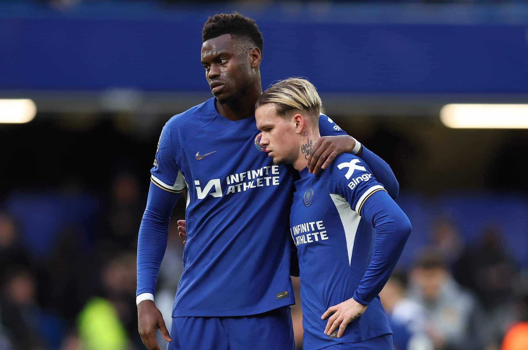 Mudryk e Badiashile se abra&ccedil;am ap&oacute;s jogo do Chelsea