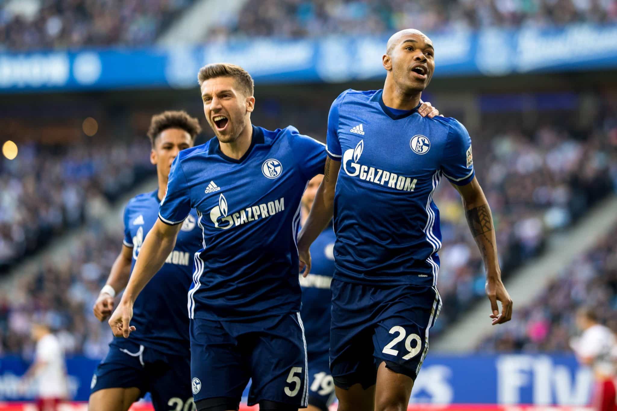 Nastasic e Naldo em partida pelo Schalke na Bundesliga 2017/18