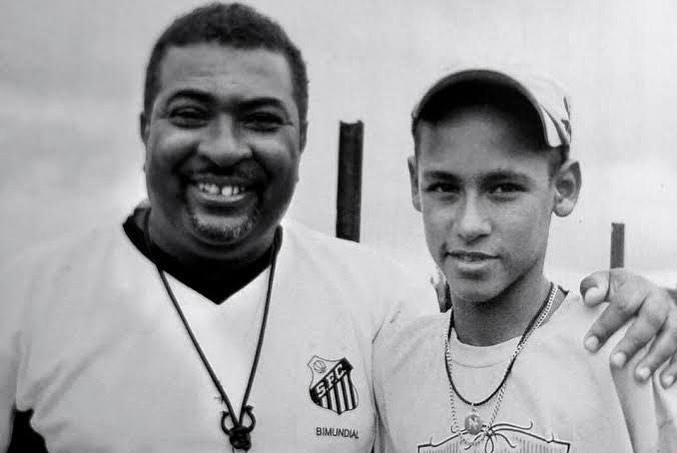 Imagens: Neymar vai a vel&oacute;rio de olheiro que o revelou e chora copiosamente