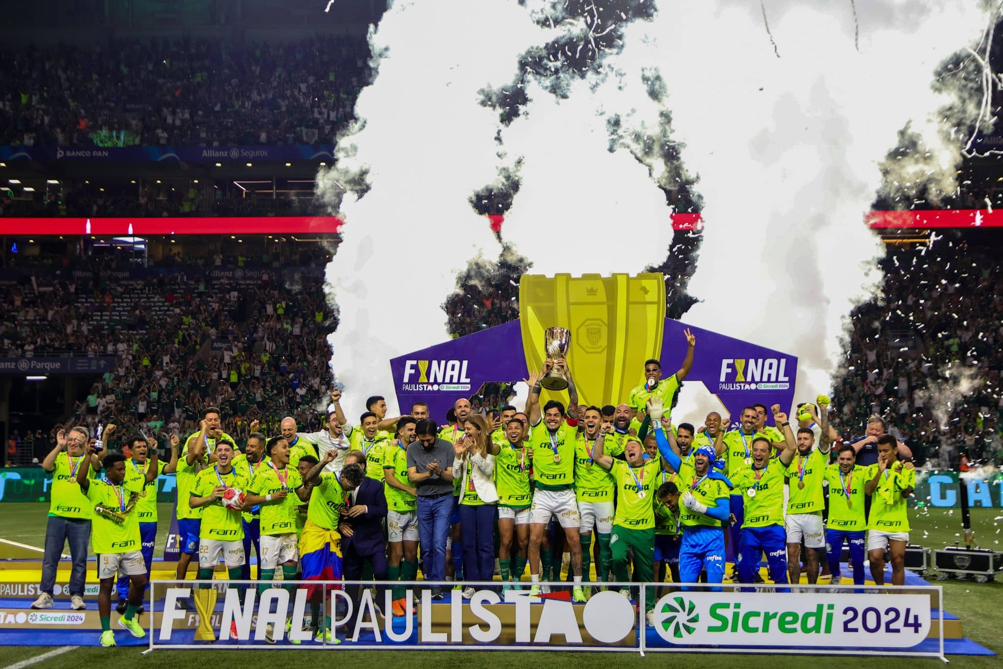 Elenco do Palmeiras comemora o t&iacute;tulo do Paulist&atilde;o 2024