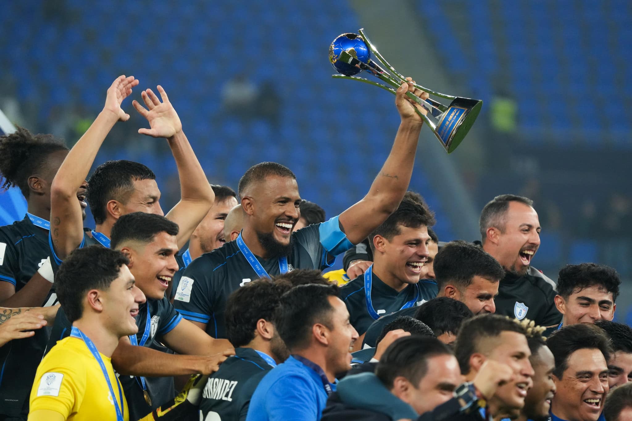 Salomon Rondon e o Pachuca comemoram com a ta&ccedil;a do D&eacute;rbi das Am&eacute;ricas (Foto: Icon Sport)
