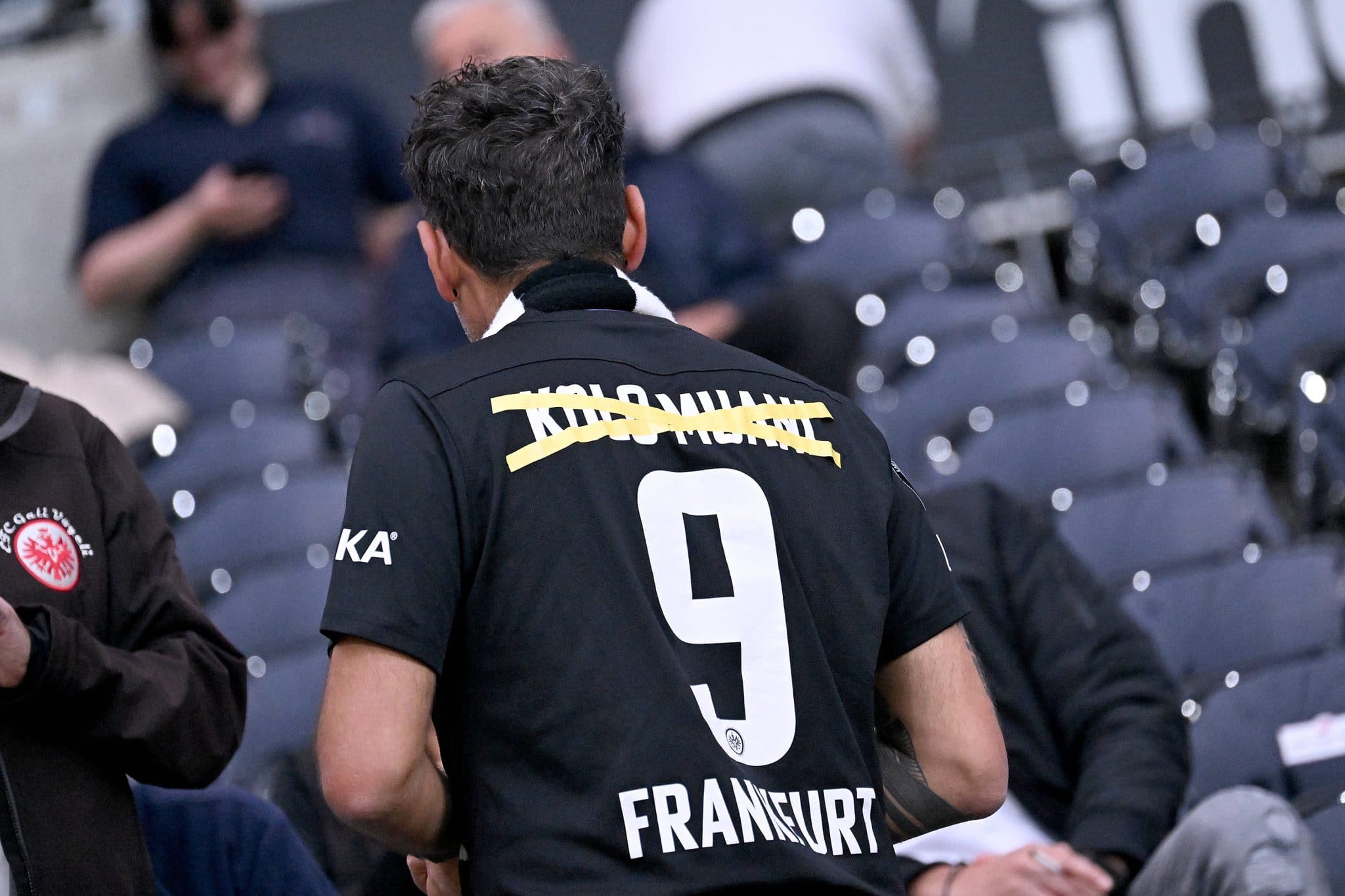 Torcedor do Frankfurt veste camisa de Kolo Muani, mas com o nome do jogador riscado por fita